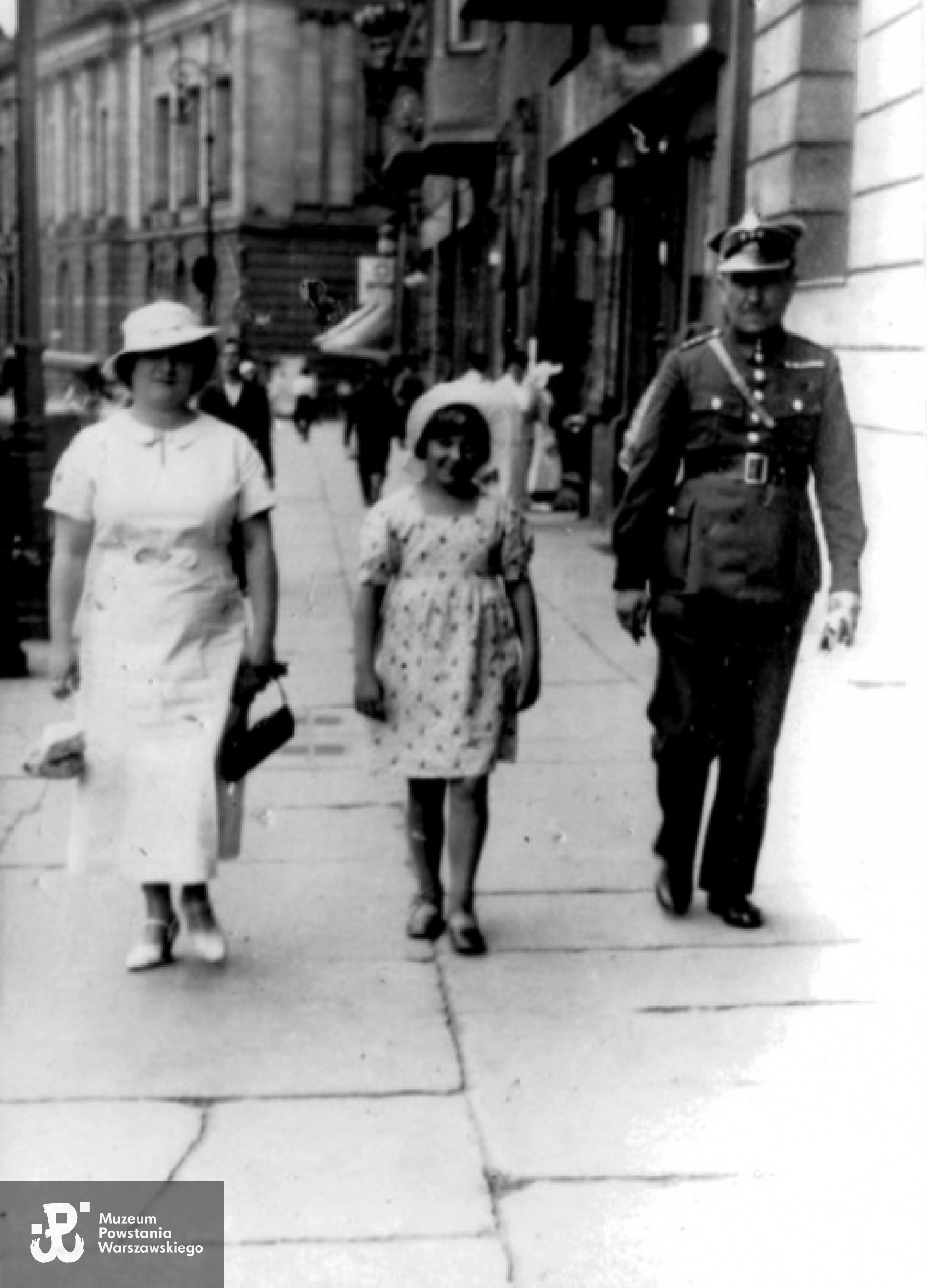 Niedzielny spacer z rodzicami - Warszawa, lata 30.