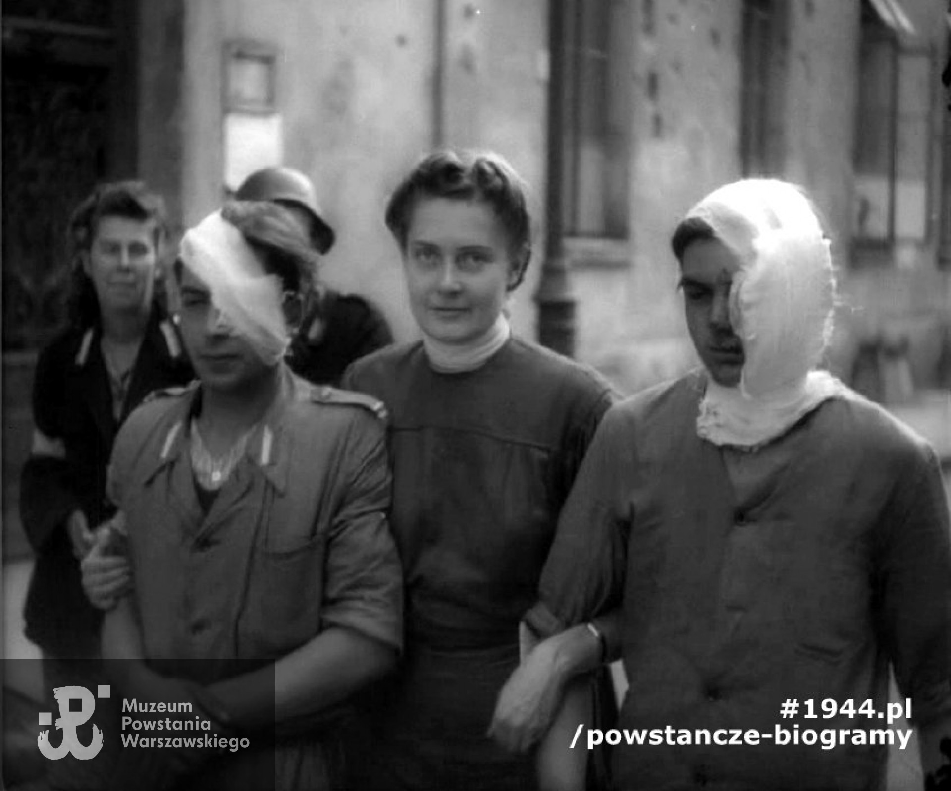 Fotografia  filmowa z okresu Powstania Warszawskiego, Maria Bożena Wolska - Krajewska "Bożena" prowadząca rannych. Fot. udostępnił p. Wojciech  Krajewski, syn.