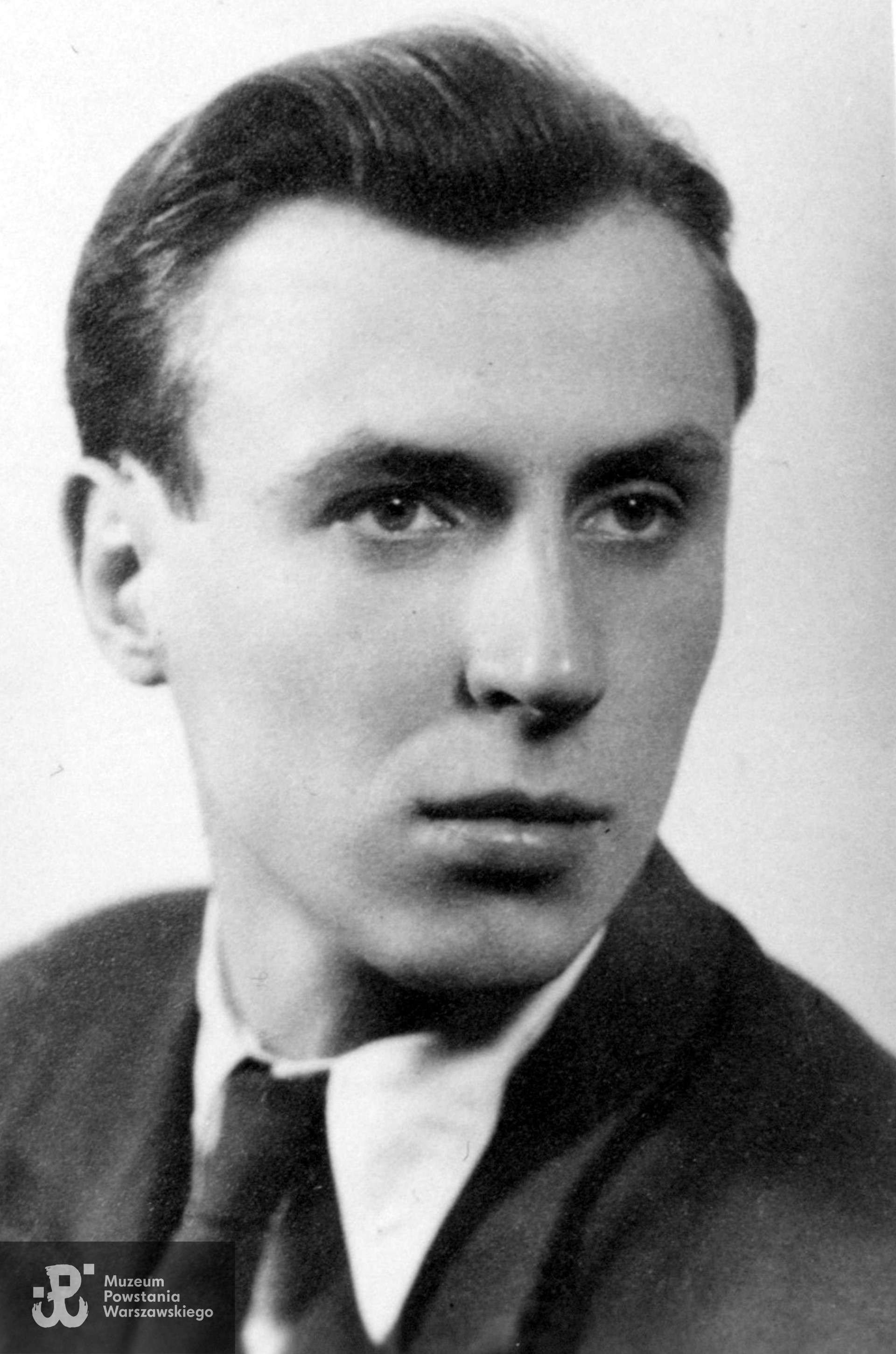 Edmund Sokołowski "Roger" (1922-2006). Fotografia dołączona do ankiety uczestnika Powstania Warszawskiego, Teczki personalne uczestników Powstania Warszawskiego,przekazane do zbiorów ikonograficznych  Muzeum Powstania Warszawskiego