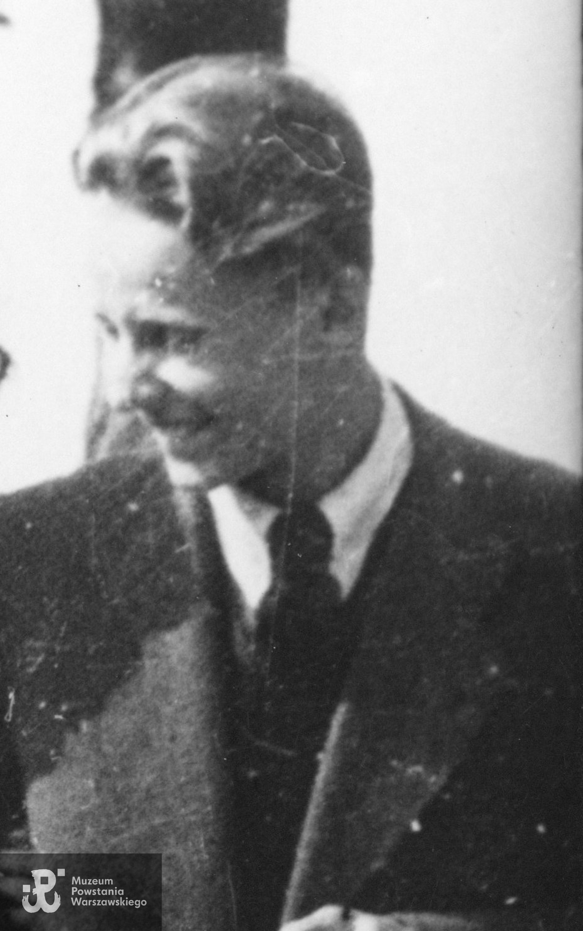 st. strz. Bogusław Aleksander Kowalewski '"Siwy" (1924-1944). Fragment szerszego ujęcia, źr. zbiory  Muzeum Powstania Warszawskiego, zasób Pokoju Kombatanta MPW 