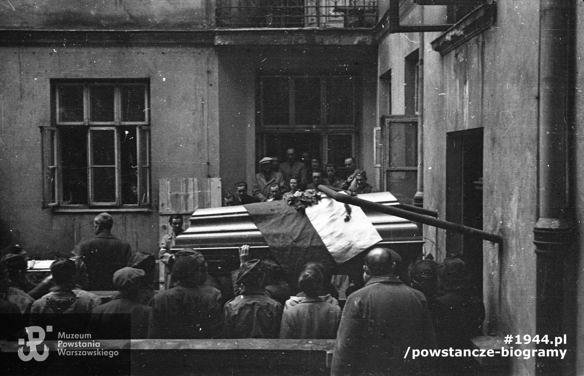Fotografia z Powstania Warszawskiego, II połowa września 1944 r.  Pogrzeb kpr. pchor. Bohdana Sobocińskiego, syna płk Albina Sobocińskiego "Roland" z OW - KB na podwórzu kamienicy Szopena 16. Autorem zdjęcia jest Marian Grabski "Wyrwa". Fot. ze zbiorów Muzeum Powstania Warszawskiego