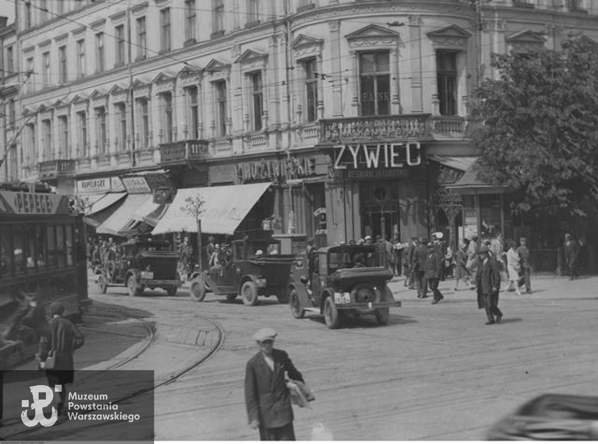 Warszawa. Skrzyżowanie ulicy Marszałkowskiej z alejami Jerozolimskimi. Widoczna restauracja "Żywiec",w czasie zdobywania której poległ Wiaczesław Fedorońko. Fot. ze zbiorów NAC <i> [www.audiovis.nac.gov.pl] </i>