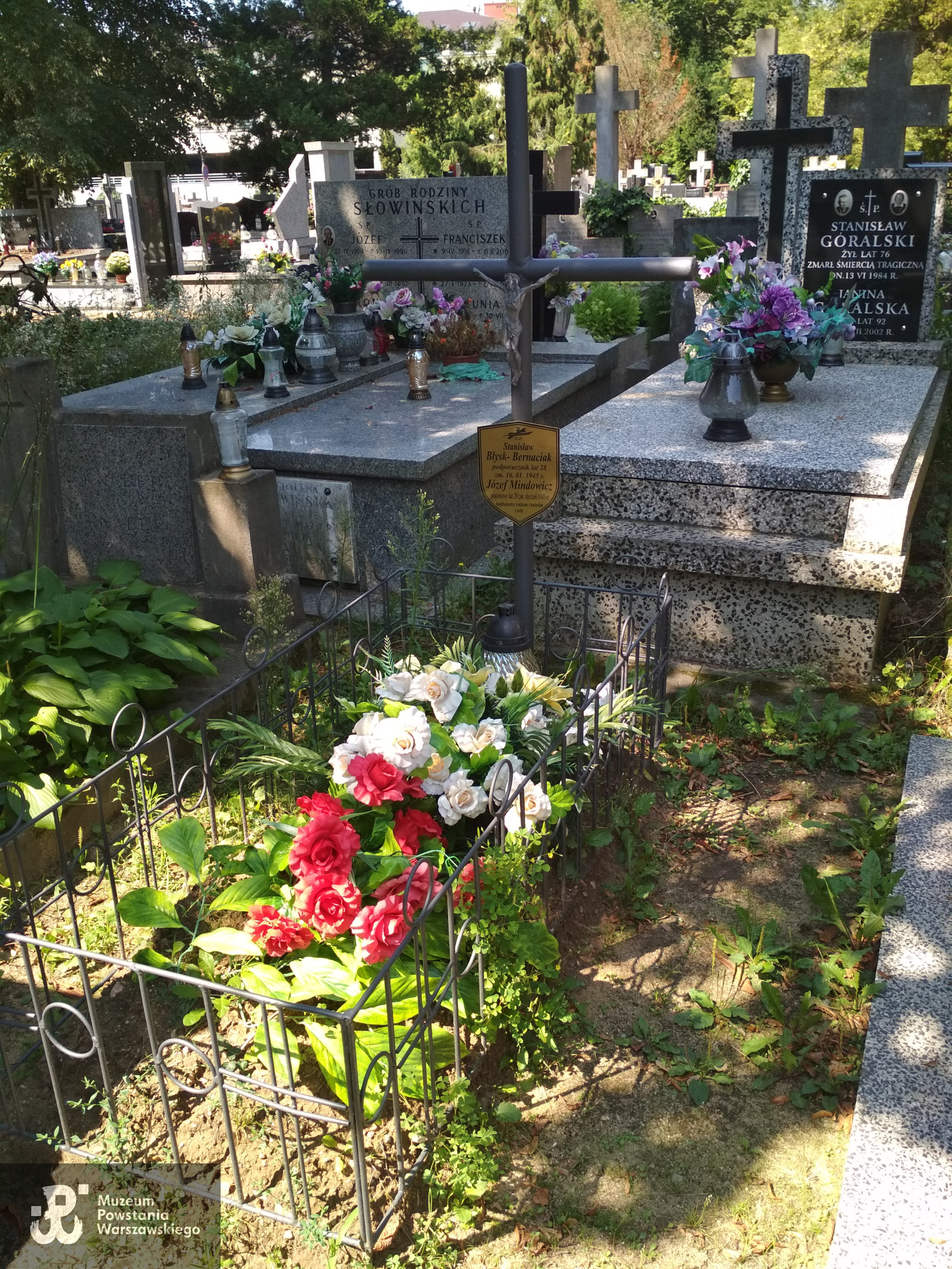 Mogiła ppor. "Błyska"  i   kpr. "Idei" (Józef Mindewicz lub Mindowicz) na Cmentarzu  Parafialnym w Brwinowie. Fot. udostępnił p. Andrzej Mączkowski z Towarzystwa Przyjaciół Brwinowa.