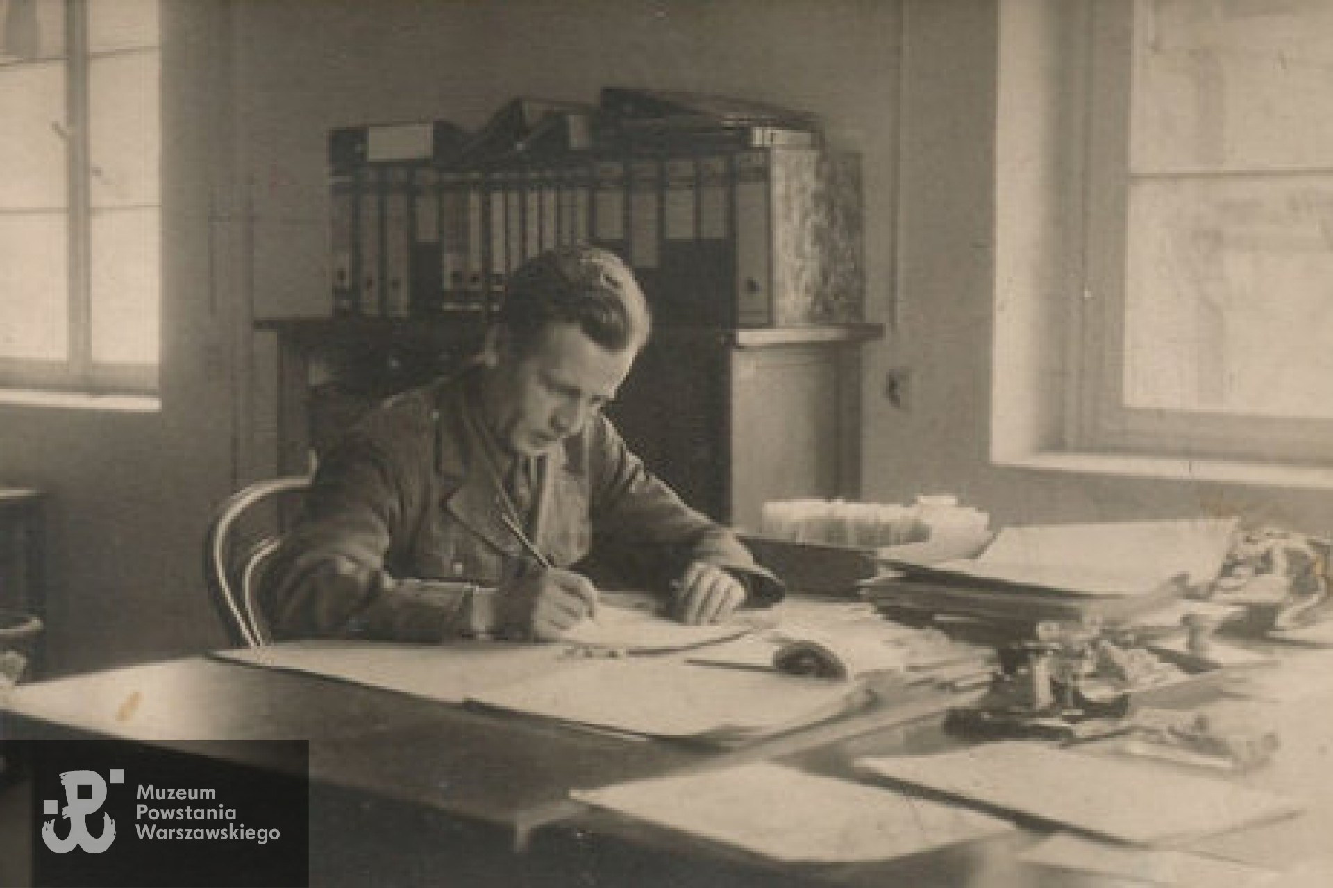 Henryk Szymanowski "Henryk" (1915-1991). Zdjęcie wykonane w 1948 r.  podczas delegacji służbowej do Starachowic, gdzie uruchamiano Fabrykę Samochodów Ciężarowych Star-20. Fot. z archiwum rodzinnego udostępnił syn, p. Andrzej Szymanowski