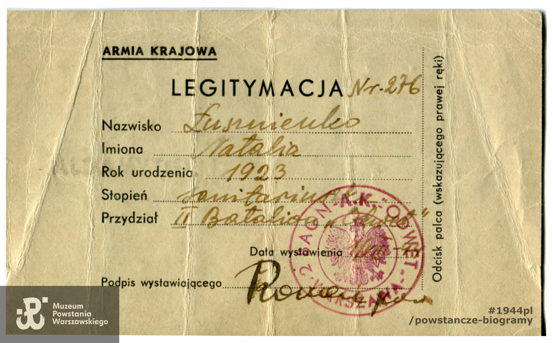 Legitymacja Armii Krajowej nr 276 wystawiona dnia 01.08.1944 dla Natalii Łusznienko, sanitariuszki w batalionie "Odwet II". Ze zbiorów Muzeum Powstania Warszawskiego sygn. MPW-A-3828 (P/4317)