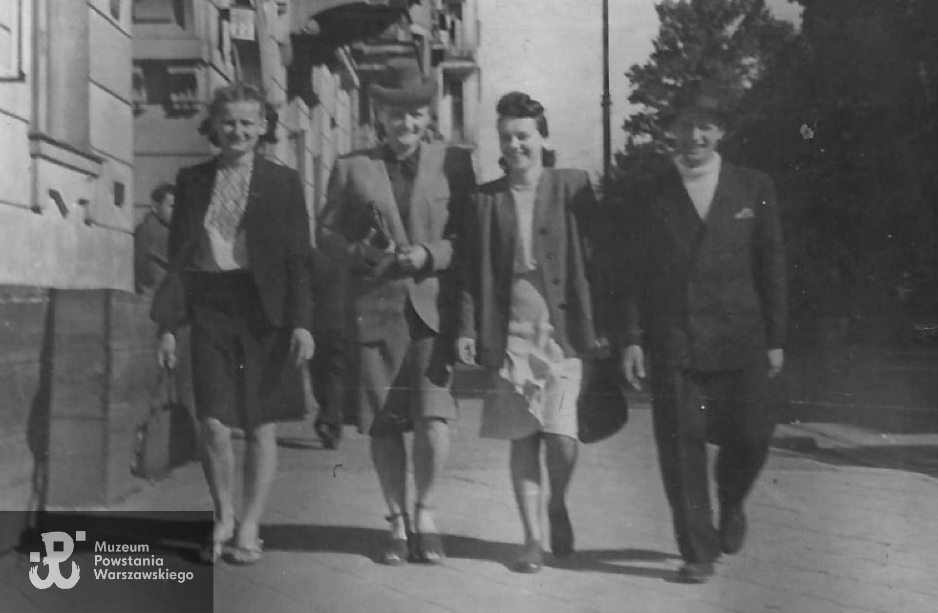 Zdjęcie tuż przed wybuchem Powstania, na ul.Noakowskiego - od lewej : Teresa Szuch, Irena Szuch, narzeczona Wacka Sitkowskiego i Wacek Sitkowski - wszyscy byli uczestnikami Powstania Warszawskiego.