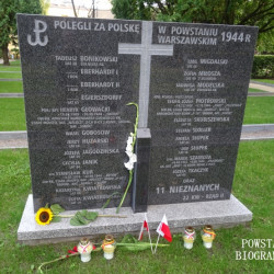 Cmentarz Powstańców Warszawy na Woli kw. 22, rząd 2. Fot. Jacek Sztejerwald.
