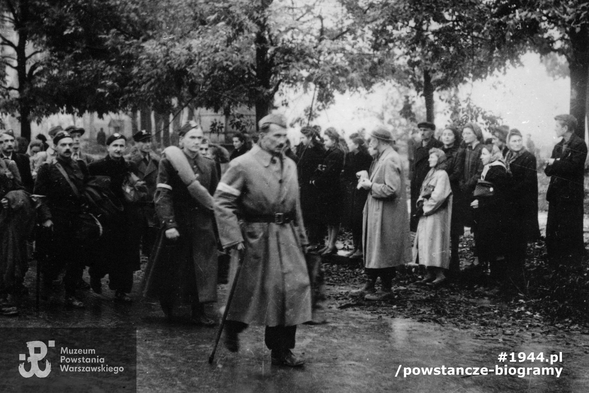 Fotografia z Powstania Warszawskiego przedstawiająca wyjście Powstańców w Warszawy do niewoli w dniu 5.10.1944 r.  Na czele kolumny idzie płk. „Sławbor” (Jan Szczurek-Cergowski), dowódca Podobwodu „Sławbor„ i d-ca 72. pułk piechoty w ramach Warszawskiego Korpusu Armii Krajowej, za nim adiutant Władysław Roman ps. Krzesław, a następnie Andrzej Piasecki ps. Springer i Andrzej Rudolf Czaykowski ps. Garda. Za ”Gardą„ idzie Lucyna Lutostańska z d. Potocka ps. Malina. Fotografia  opublikowana w książce L. Lutostańskiej ”Relacje łączniczki AK 1937-1945„ Według niepotwierdzonej identyfikacji rodzinnej  dokonanej m. in. przez p. Wandę Smugę-Otto (wrzesień 2009 - materiały do Słownika - Pokój Kombatanta MPW) mężczyzna z laską, w furażerce i z wąsikiem  to Jerzy Otto, ps. ”Smuga„. Uwaga! W ocenie zespołu MPW jest to płk. Jan Szczurek-Cergowski ”Sławbor", a nie Jerzy Smuga-Otto.