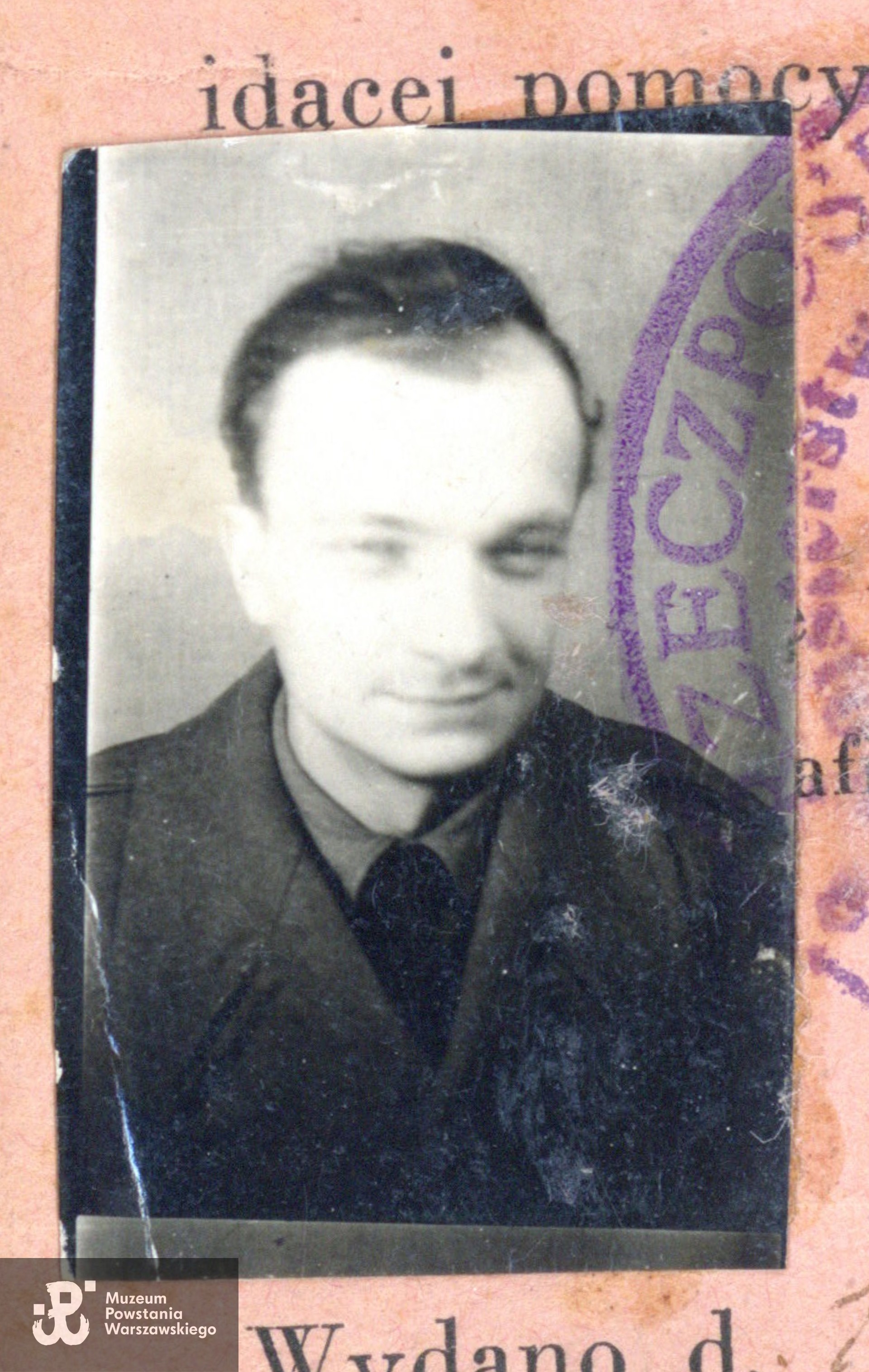 Zbigniew Feliks Markowski - fotografia z lat 1945/1946 pochodząca z zaświadczenia PUR. Fot. ze zbiorów rodzinnych p. Bartosza Markowskiego, wnuka Powstańca. Skan wykonano w Muzeum Powstania Warszawskiego, 11/2025