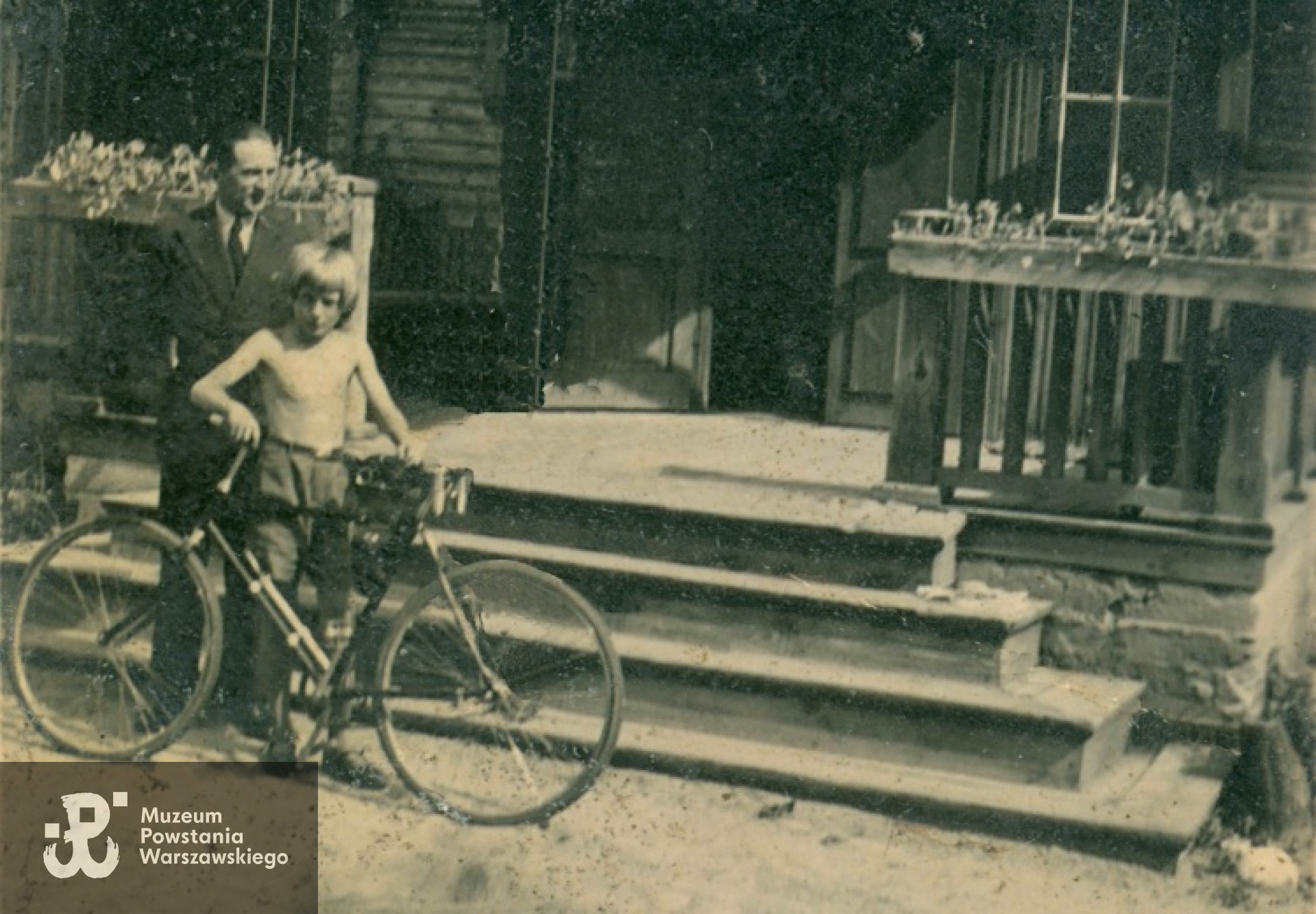 Krzysztof ze swym ojcem Stefanem (późniejszy "Stefan" w AK) u stryja Lecha (późniejszy rtm "Jeżycki" w AK) - dobra ordynacji Branickich w miejscowości Roś, rok 1937. Fot. z archiwum rodzinnego Krzysztofa Głuchowskiego.