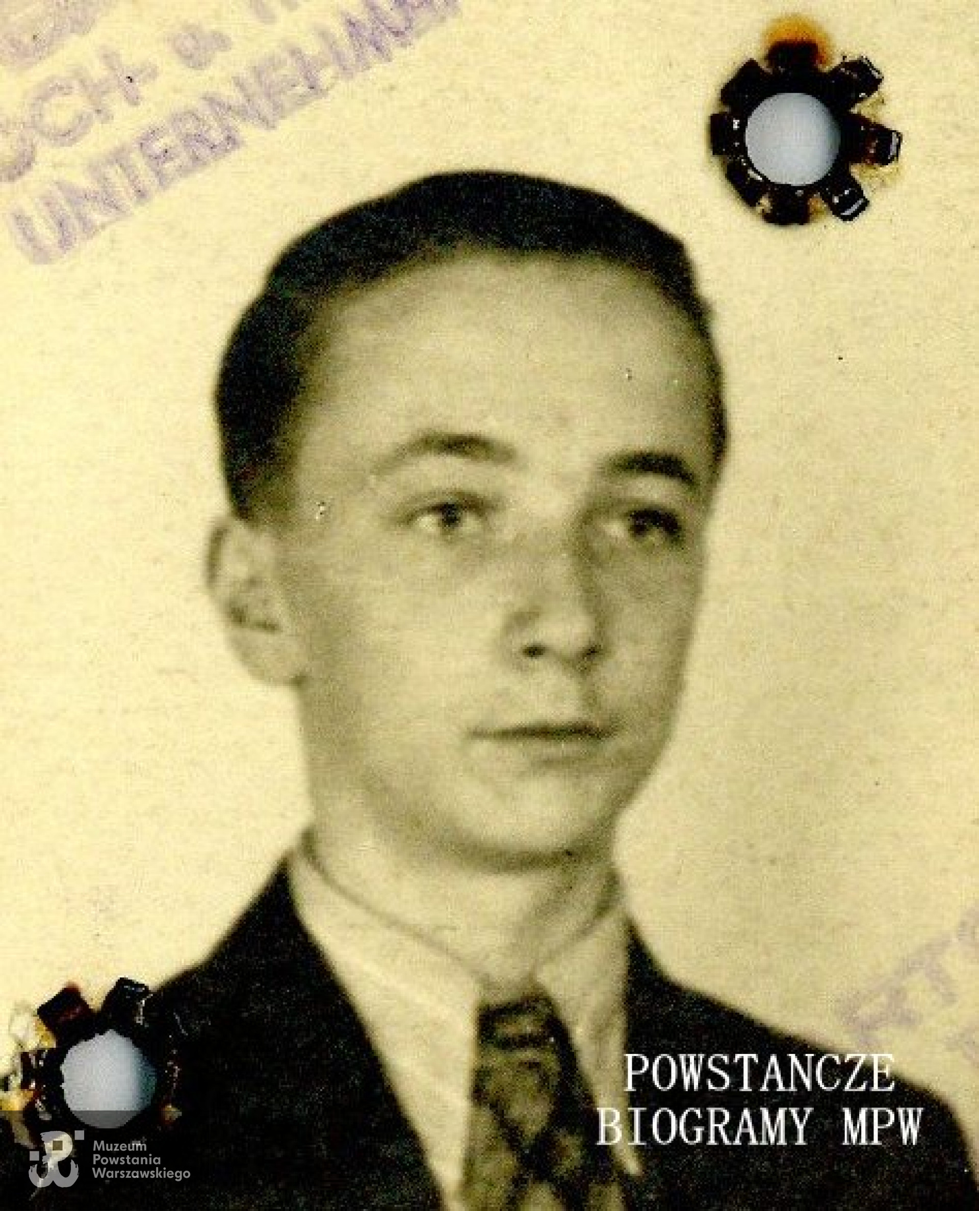 Stanisław Czarnecki "Staszek" (1923-2013). Fot. legitymacyjne z okresu okupacji niemieckiej. Ze zbiorów Muzeum Powstania Warszawskiego, sygn. P/8444