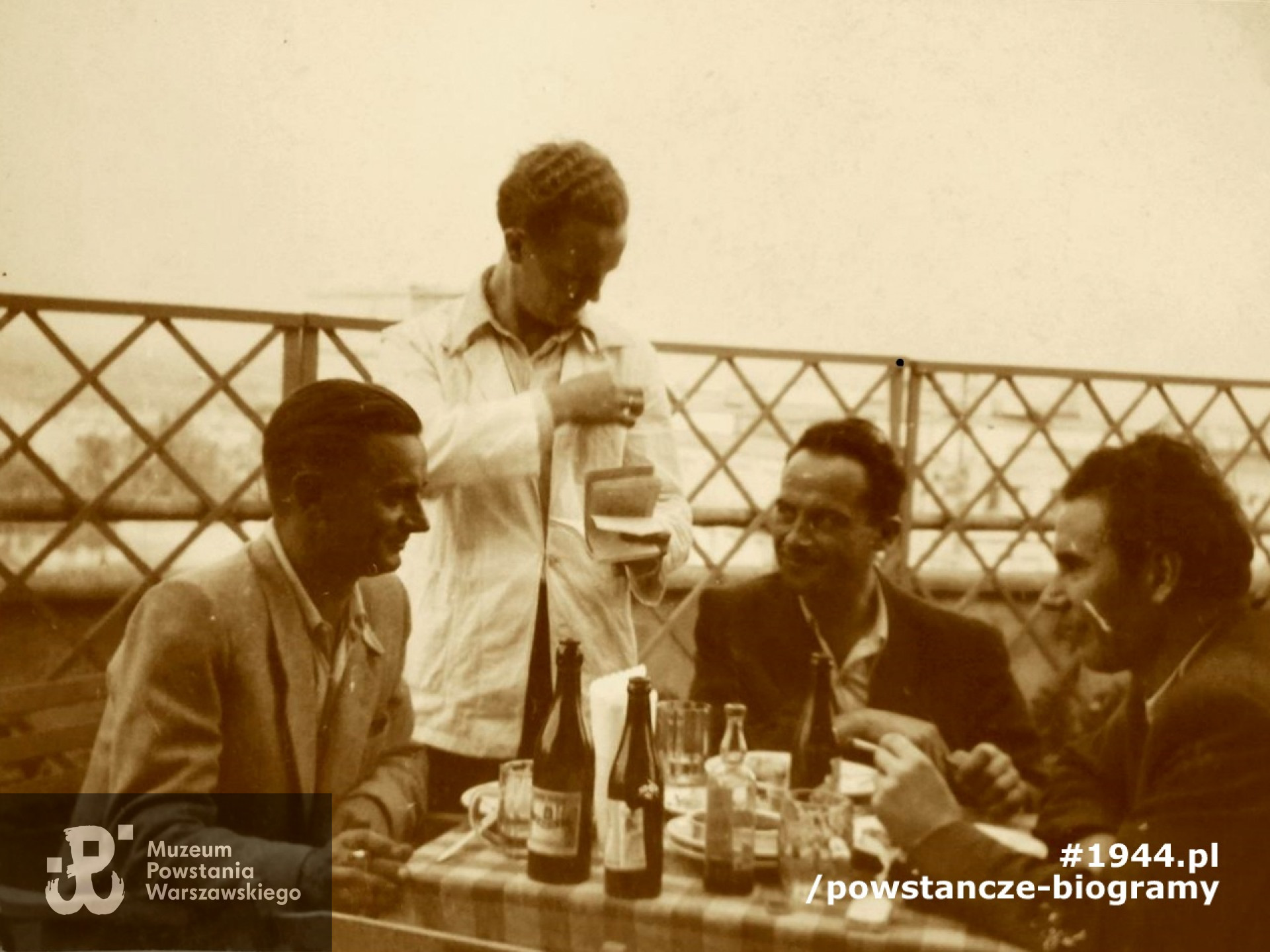 Spotkanie w kawiarni w CDT - wieczór kawalerski, 1953 r. Fot. z archiwum rodzinnego Lesława Knyziaka