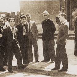 Okres okupacji niemieckiej. Po nabożeństwie przed kościołem św. Kazimierza, stoją od lewej: Józef Perkowski, Zdzisław Wojda, Jerzy Wielonek, Kazimierz Witkowski, Jan Szulczyński i Stefan Wojda. Fotografia opublikowana w książce poświęconej oddziałowi Odwet II.