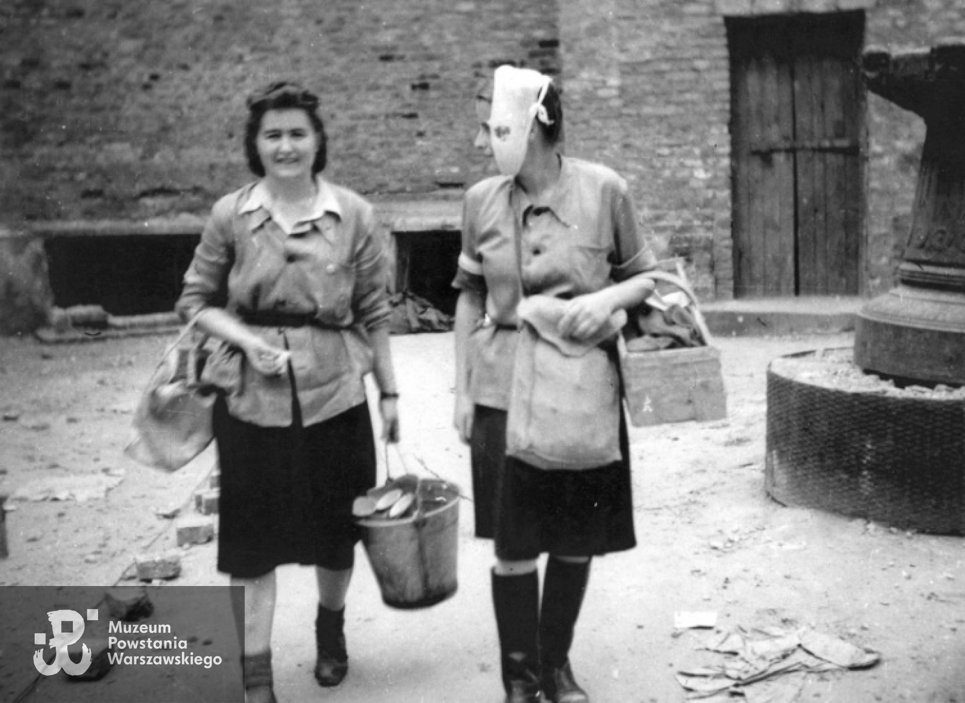 Fotografia z okresu Powstania Warszawskiego autorstwa Ireny Kummant-Skotnickiej: od lewej „Jadwiga” (Jadwiga Maydell) i ranna "Tula" (Stefania Engelhardt-Frank). Ze zbiorów Muzeum Powstania Warszawskiego, sygn. MPW-IH/5554