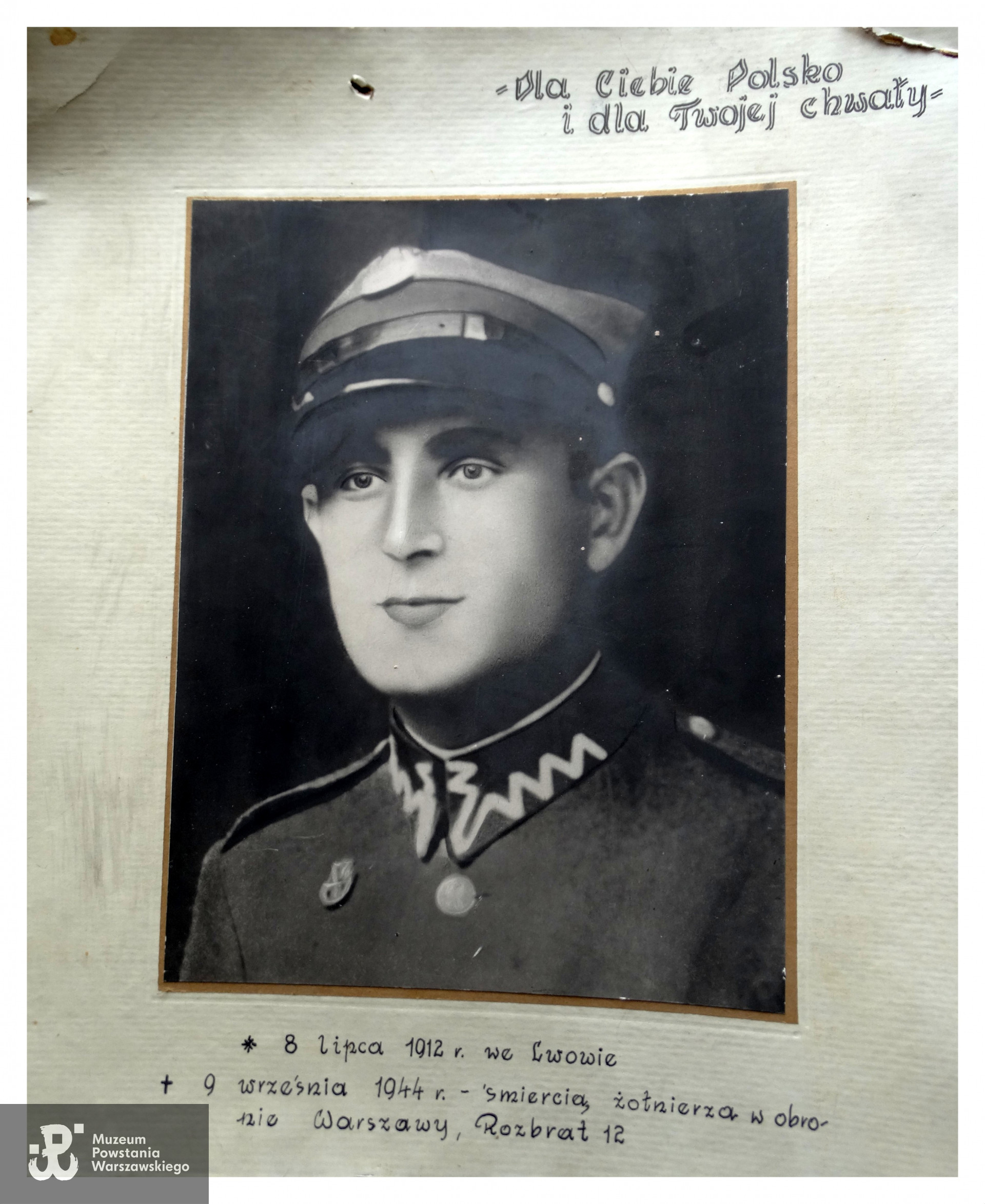 Pamiątka rodzinna - portret Powstańca wiszący u wdowy - Marii Stettnerowej. Ze zbiorów rodzinnych, skan udostępniła p. Barbara Stettner-Stefańska, córka Powstańca. Tu data śmierci 9 września 1944