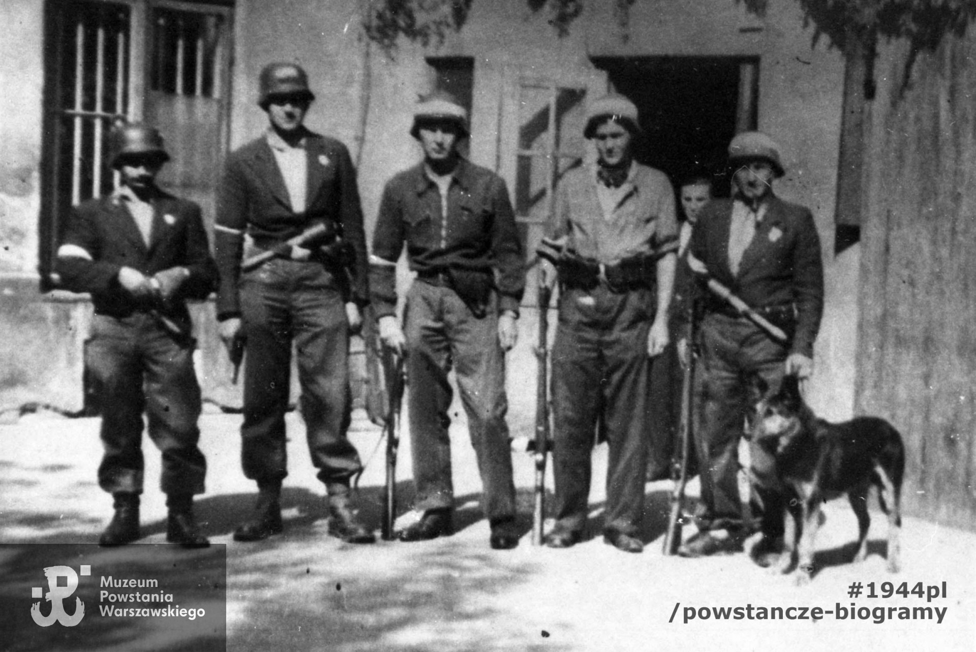 Fotografia z Powstania Warszawskiego. Śródmieście Północne. Patrol z psem z drużyny ppor. Jerzego Szugajewa "Szum" z II kompanii Batalionu "Kiliński" [prawdopodobnie] na tyłach dawnego Hotelu Metropol przy ul. Marszałkowskiej 114 róg Złotej 9/11. Fot. ze zbiorów Muzeum Powstania Warszawskiego, sygn. MPW-IH/338