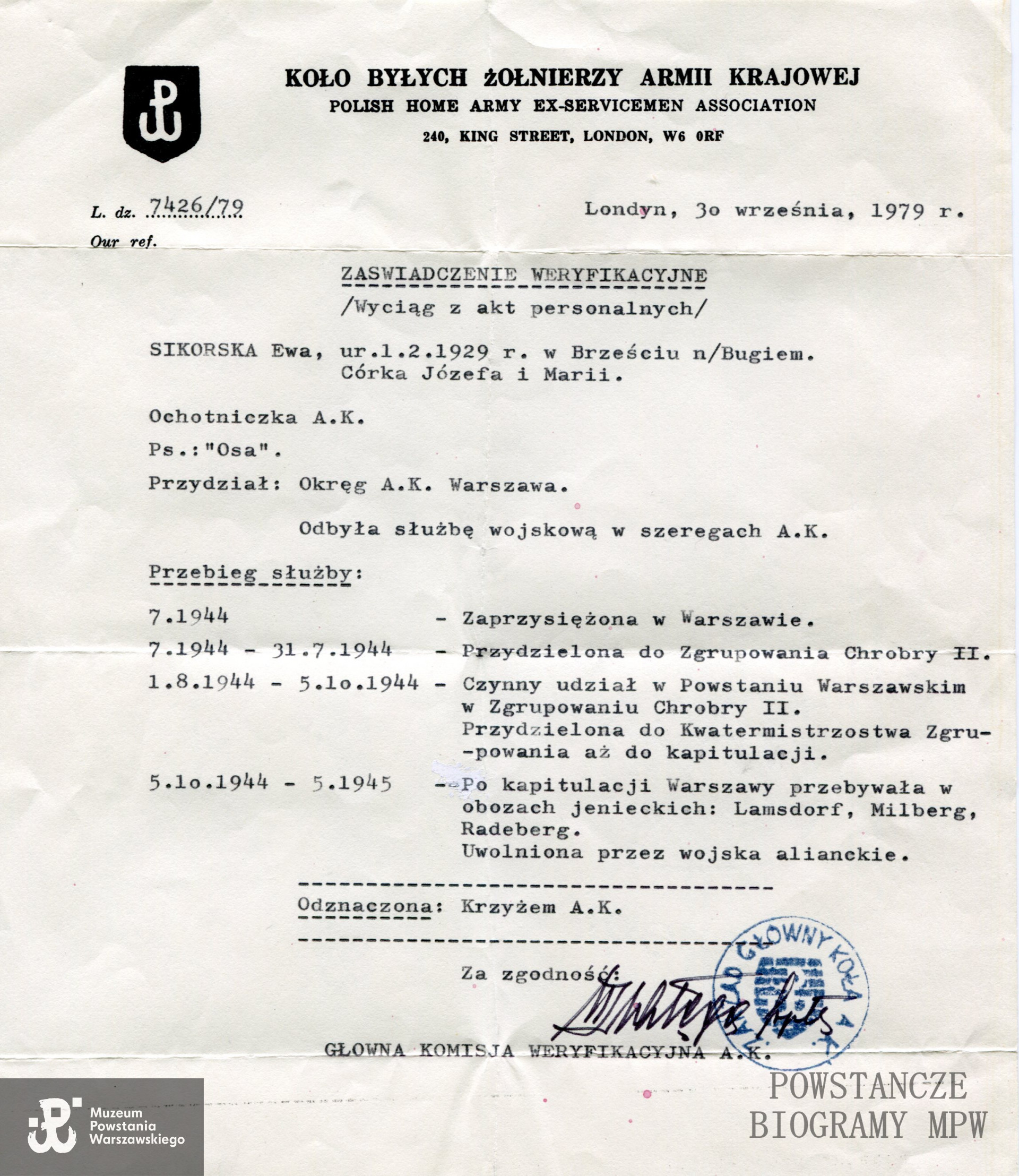 Zaświadczenie weryfikacyjne wystawione na nazwisko Ewa Sikorska (z d. Gierdo) przez Koło Byłych Żołnierzy Armii Krajowej w Londynie, z dn. 30.09.1979. Ze zbiorów Muzeum Powstania Warszawskiego, sygn. P/8169