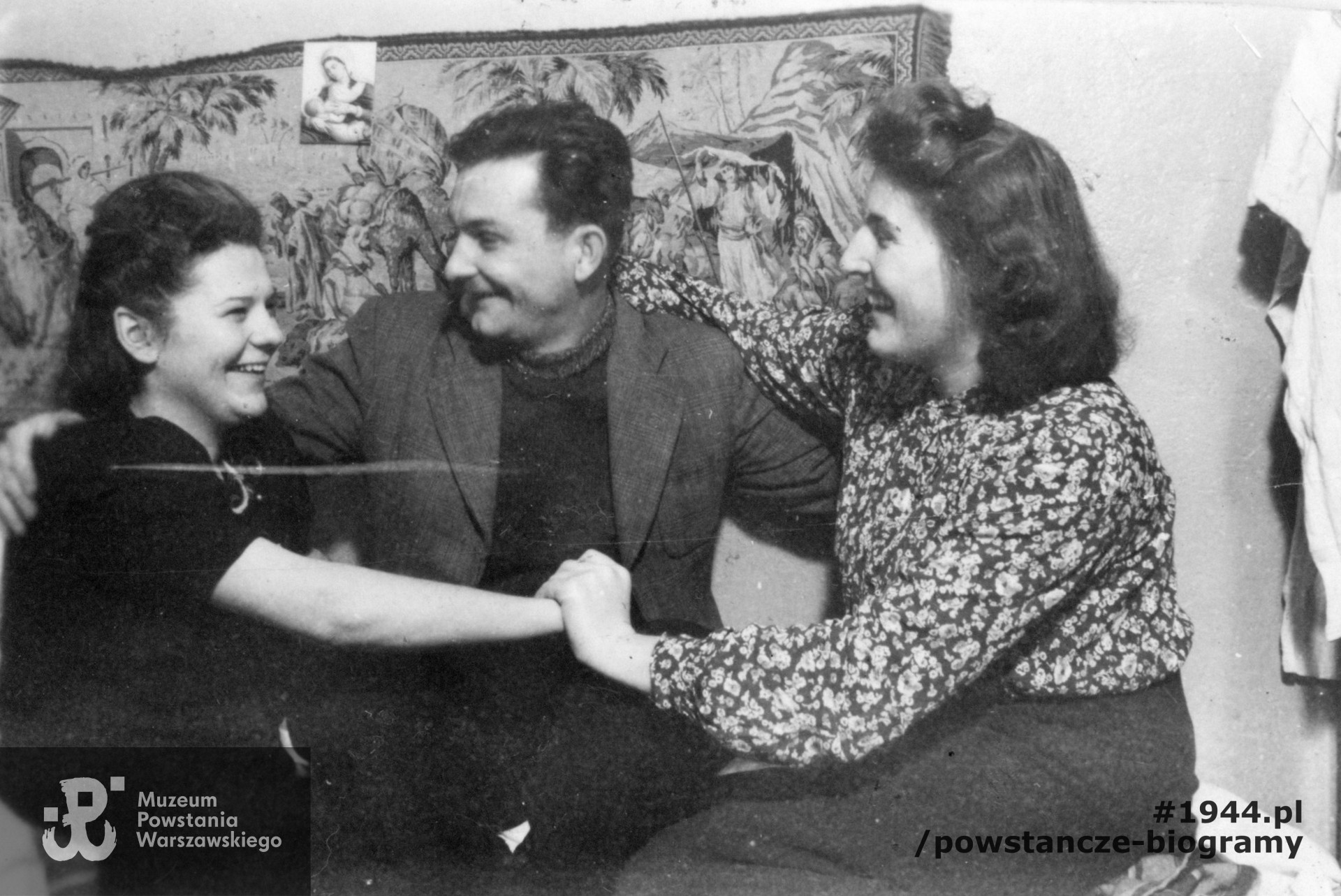 Fotografia wykonana w 1943 roku w mieszkaniu Kozaków przy ul. Widok 12. Od lewej - Halina, Jerzy i ich znajoma. Fot. ze zbiorów Muzeum Powstania Warszawskiego, dar p. Barbary Ajnenkiel