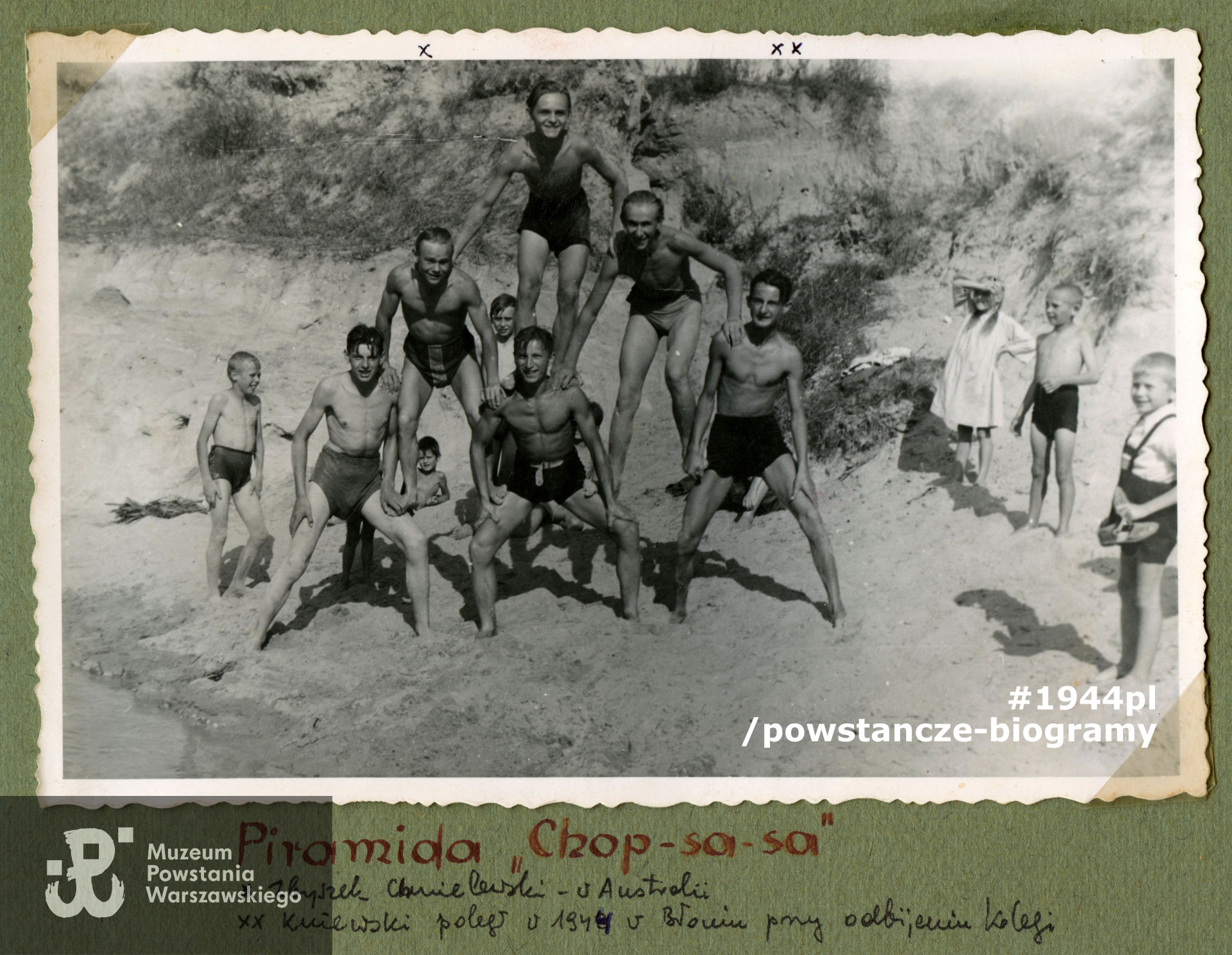 „Piramida” – koledzy z konspiracji: 1. Janusz Tyczyński, 2. Zbigniew Chmielewski (dostał się do niewoli po bitwie pod Jaktorowem, wyemigrował do Australii), 3. Lech Sedlaczek, 4. Wojciech (?) Kniewski (zginął zastrzelony przez żandarma na stacji w Błoniu).  Fot. z archiwum rodzinnego p. Lecha Sedlaczka ps. Hak