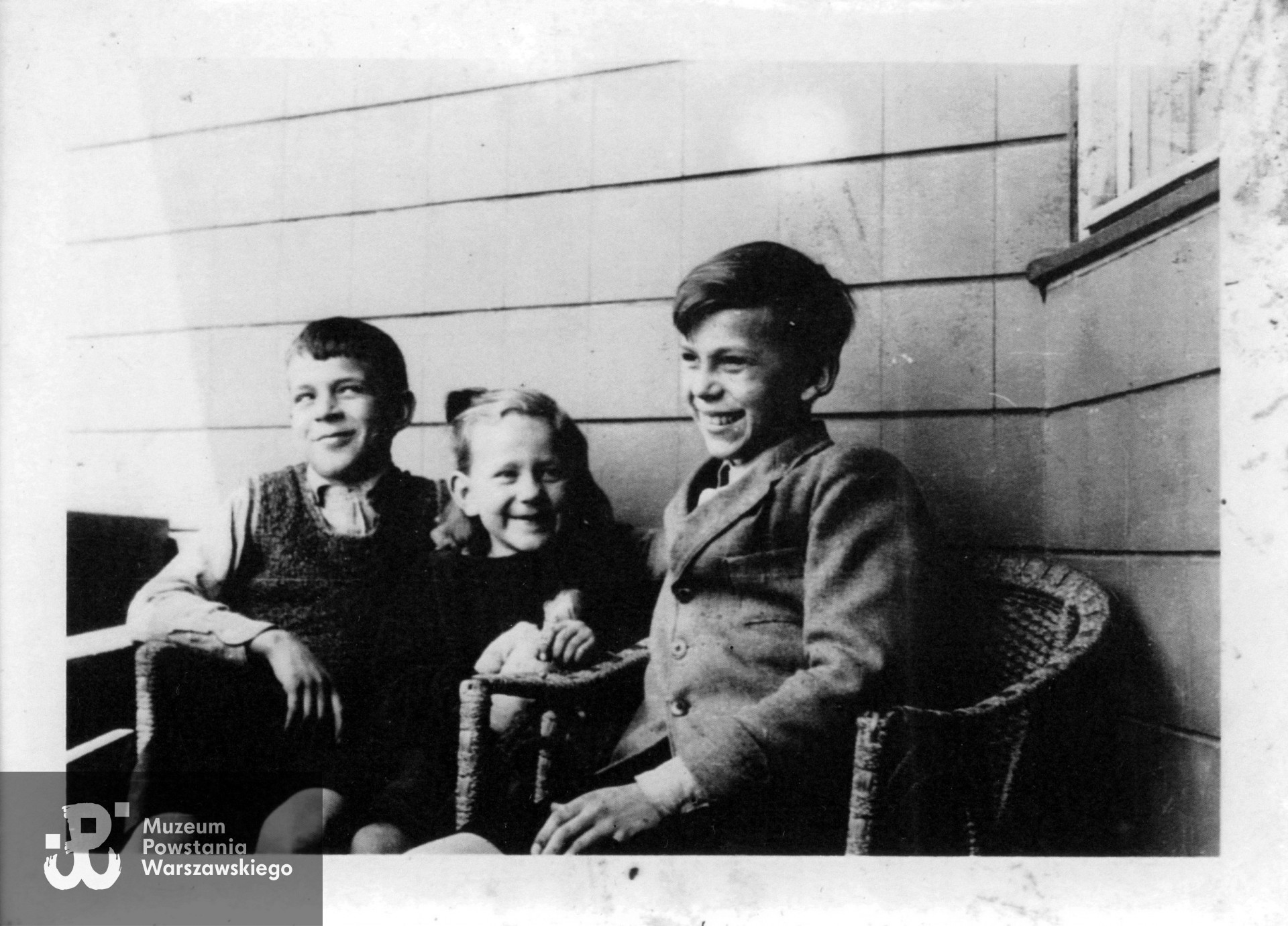 Warszawa, 1943 rok, mieszkanie przy ul. Marszałkowskiej 56. Od lewej Alojzy, Urszula, Stanisław. Fot. ze zbiorów rodzinnych p. Alojzego Gzelli