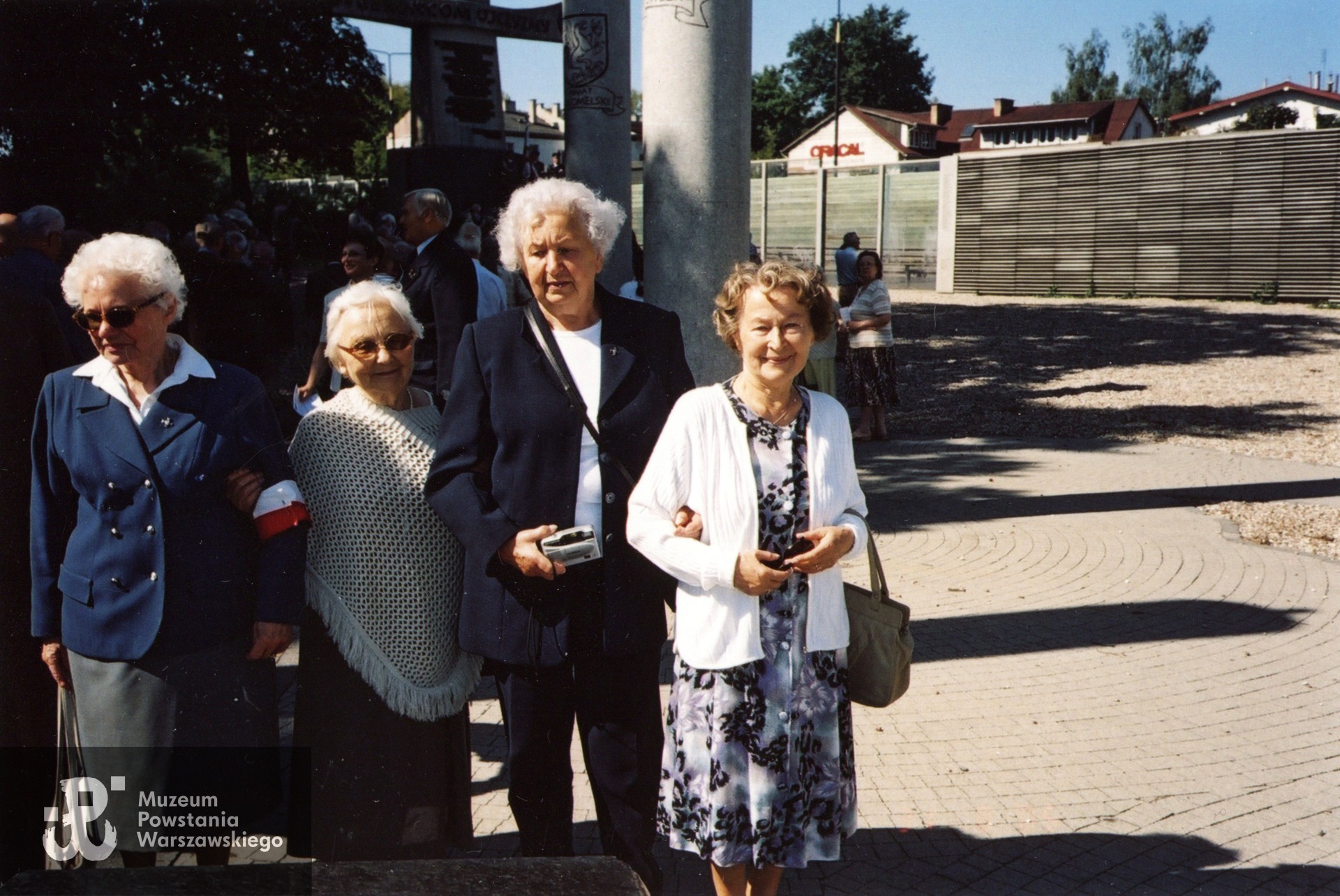 Od lewej: NN, Józefa Marciniak ps. Kropka, NN, Zofia Falkiewicz ps. Poziomka. Fot. ze zbiorów prywatnych p. Józefy Marciniak ps. Kropka. Skany wykonano w Muzeum Powstania Warszawskiego, 04/2024.