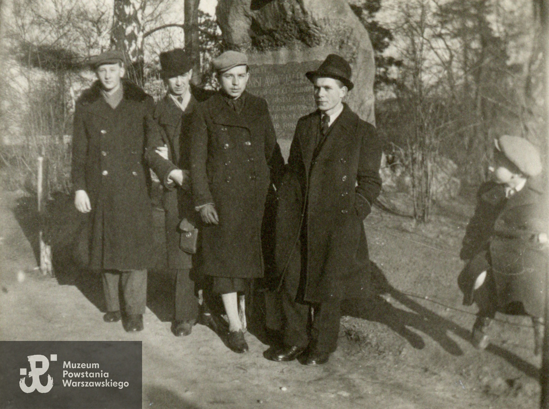 Park Ujazdowski, 20 marca 1943 roku. Pierwszy z  lewej Wiesław Depczyk ps. Drohojemski III, Andy, obok niego, drugi od lewej Jerzy Grygiel ps. Żbik. Fotografia pochodzi ze spuścizny po Wiesławie Depczyku "Drohojemskim III", archiwum rodzinne p. Jacka Depczyka, syna Powstańca. Skany wykonano w Muzeum Powstania Warszawskiego w listopadzie 2023 r. 