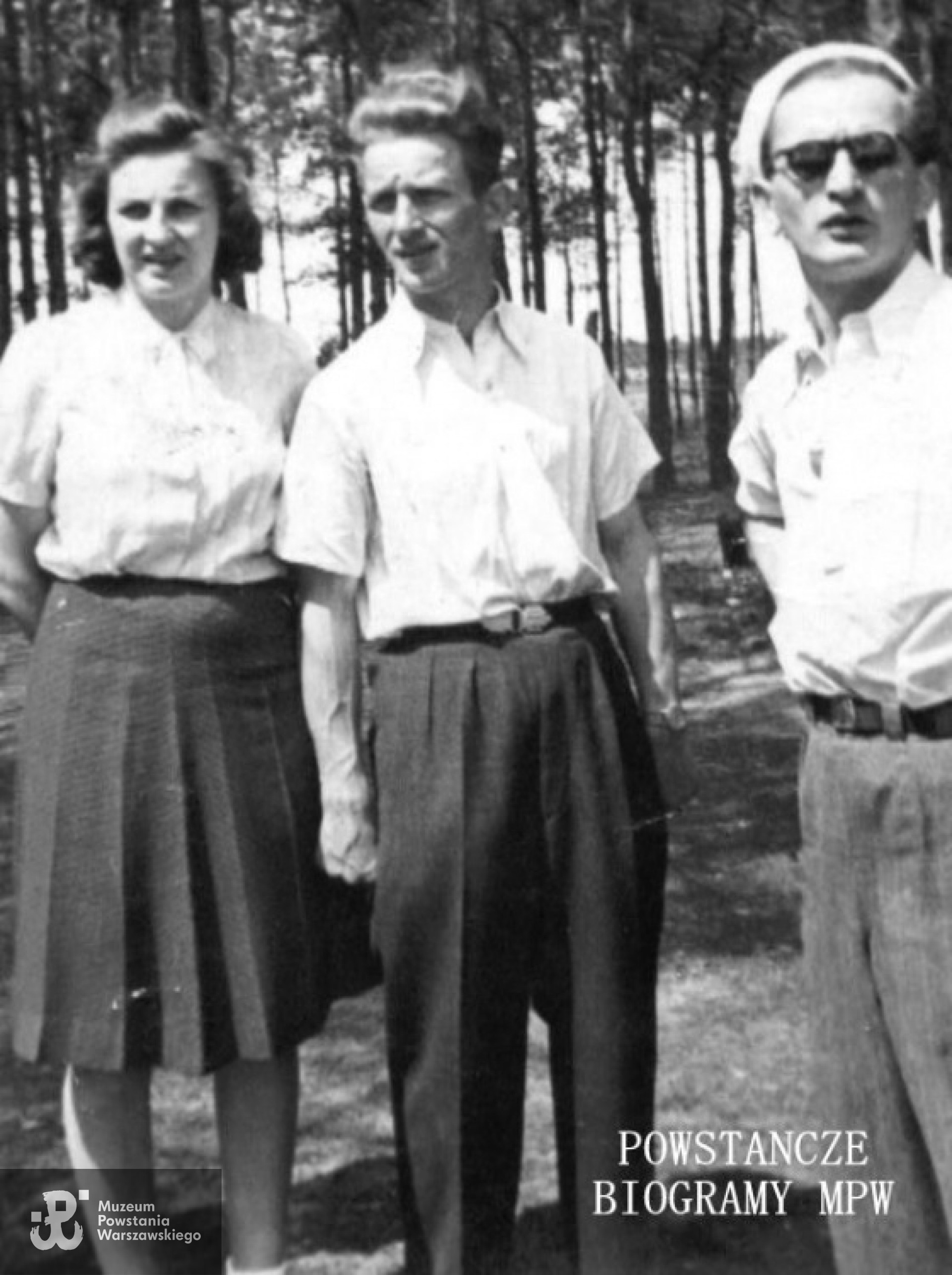 Zdjęcie z okresu okupacji: Budzimira Muzyk ps. "Budka" oraz bracia Tadeusz i Kazimierz Milewscy.  Fot. udostępnił Jan Wawszczyk, źr. <i>wiadomosci24.pl</i>