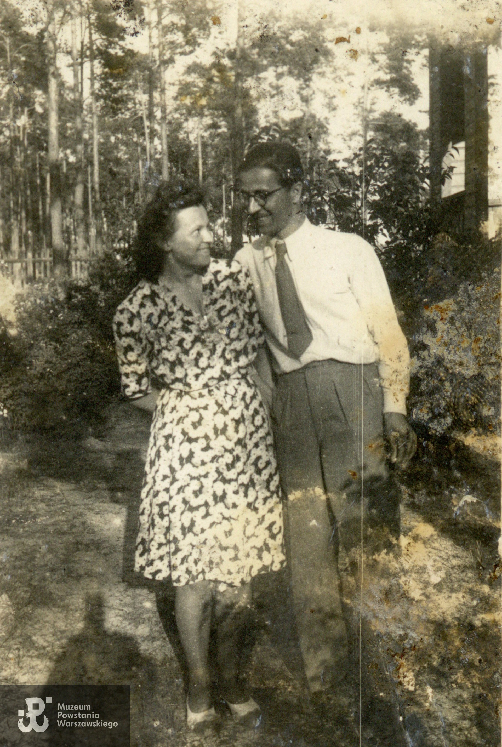 Narzeczeni Krystyna Czosnowska i Marian Łowiński, fotografia wykonana w Falenicy przed Powstaniem Warszawskim. Fot. ze zbiorów rodzinnych p. Ewy Łowińskiej, córki Powstańca. Skany wykonano w Archiwum Muzeum Powstania Warszawskiego, 03/2024