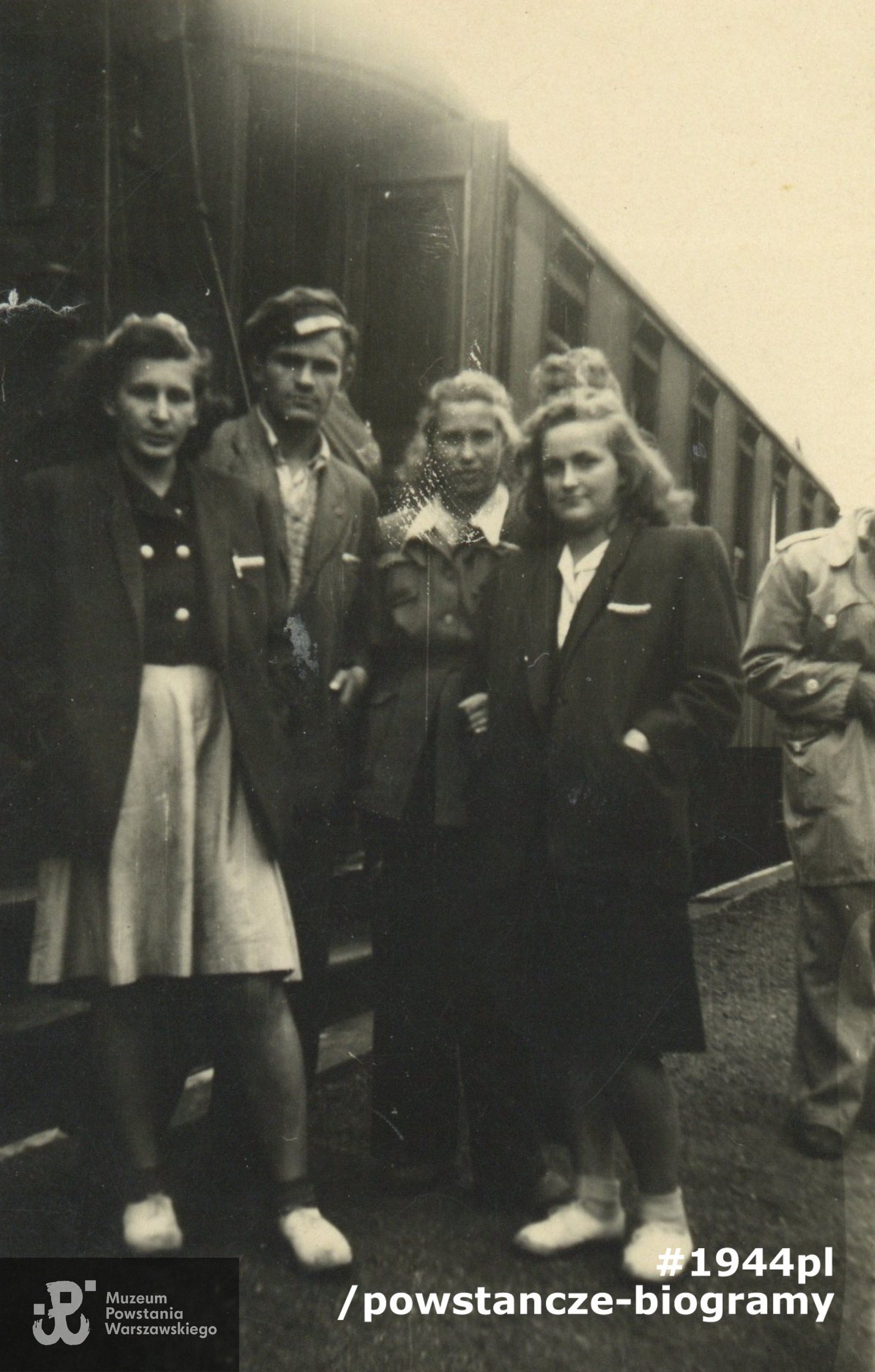 Zlot „Sokółów” w Pradze - przy pociągu. Fot. z archiwum rodzinnego p. Hanny Stadnik z d. Sikorskiej