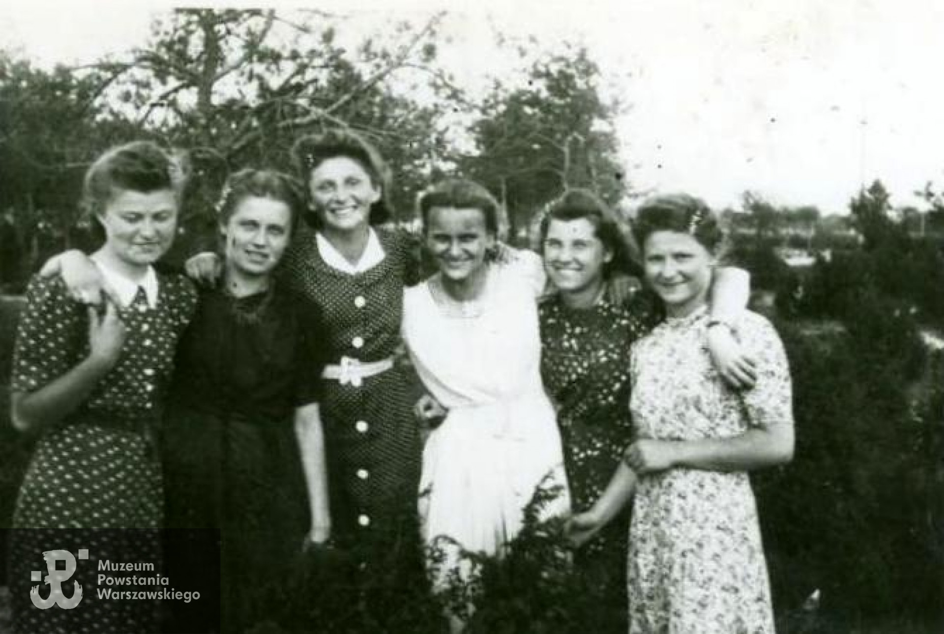 Grażyna Sielużycka z koleżankami - Irką Michalak, Basią Rogowską,  Marią Garbryl,  Urszulą Kurkowską i Ireną Korzeniowską. Otwock, 31 maja 1942 r. Ze zbiorów Urszuli Katarzyńskiej-Ballner / MPW