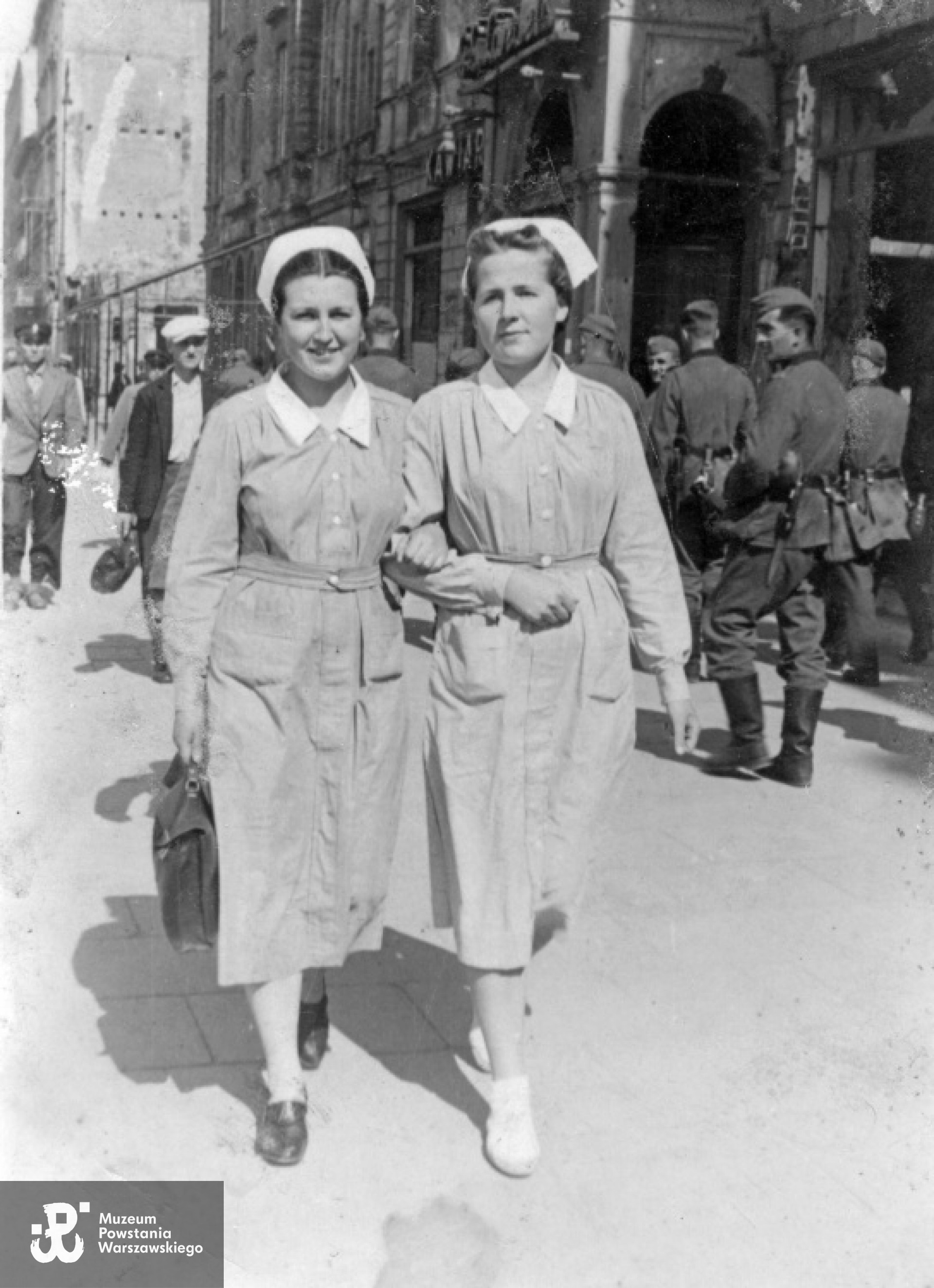 Wanda Zaborowska (z lewej strony) z koleżanką Krystyną Popiołek - zdjęcie uliczne w Alejach Jerozolimskich, w czasie okupacji , obie w  mundurkach Szkoły Pielęgniarskiej z ul. Koszykowej. Fot. z archiwum rodzinnego, udostępniła p. Hanna Zaremba