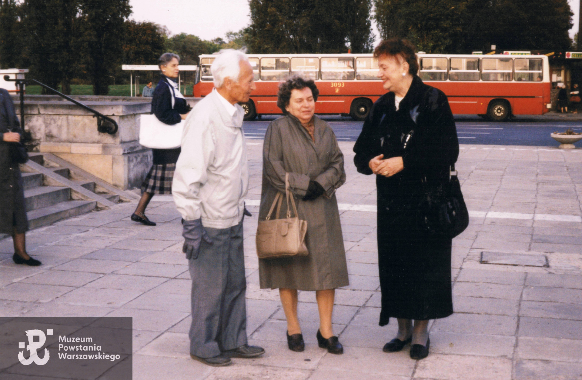 Krystyna Puławska - Wolska „Sarenka” z Kazimierzem Leskim „Bradlem" i jego żoną  Bonifacją Marią Leską z d. Woźniak. Fot. z archiwum rodzinnego udostępniła Iwona Ewa Kirejczyk 