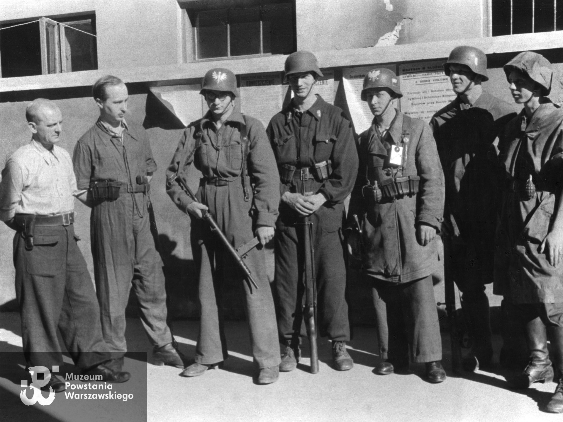Fotografia z Powstania Warszawskiego. Śródmieście Południowe, ul. Książęca. Zbiórka grupy wypadowej 3. kompanii "Redy" batalionu "Miłosz". Od lewej: por. Marian Stasiak "Czółno", ppor. Mieczysław Kostanecki "Kłos" - dowódca plutonu, kpr. pchor. Zygmunt Zienkiewicz "Peryskop" (zginął 9 sierpnia), sierż. pchor. Juliusz Sylwin Pietrzykowski "Teddy", strz. Stanisław Białowąs "Jajko", kpr. pchor. Stanisław Szabłowski "Witeź", strz. Jerzy Ryszard Rosiak "Pantera". Autorem zdjęcia jest Wojciech Marczyński "Bogusław". Fot. ze zbiorów Muzeum Powstania Warszawskiego, sygn. MPW-IK/2443