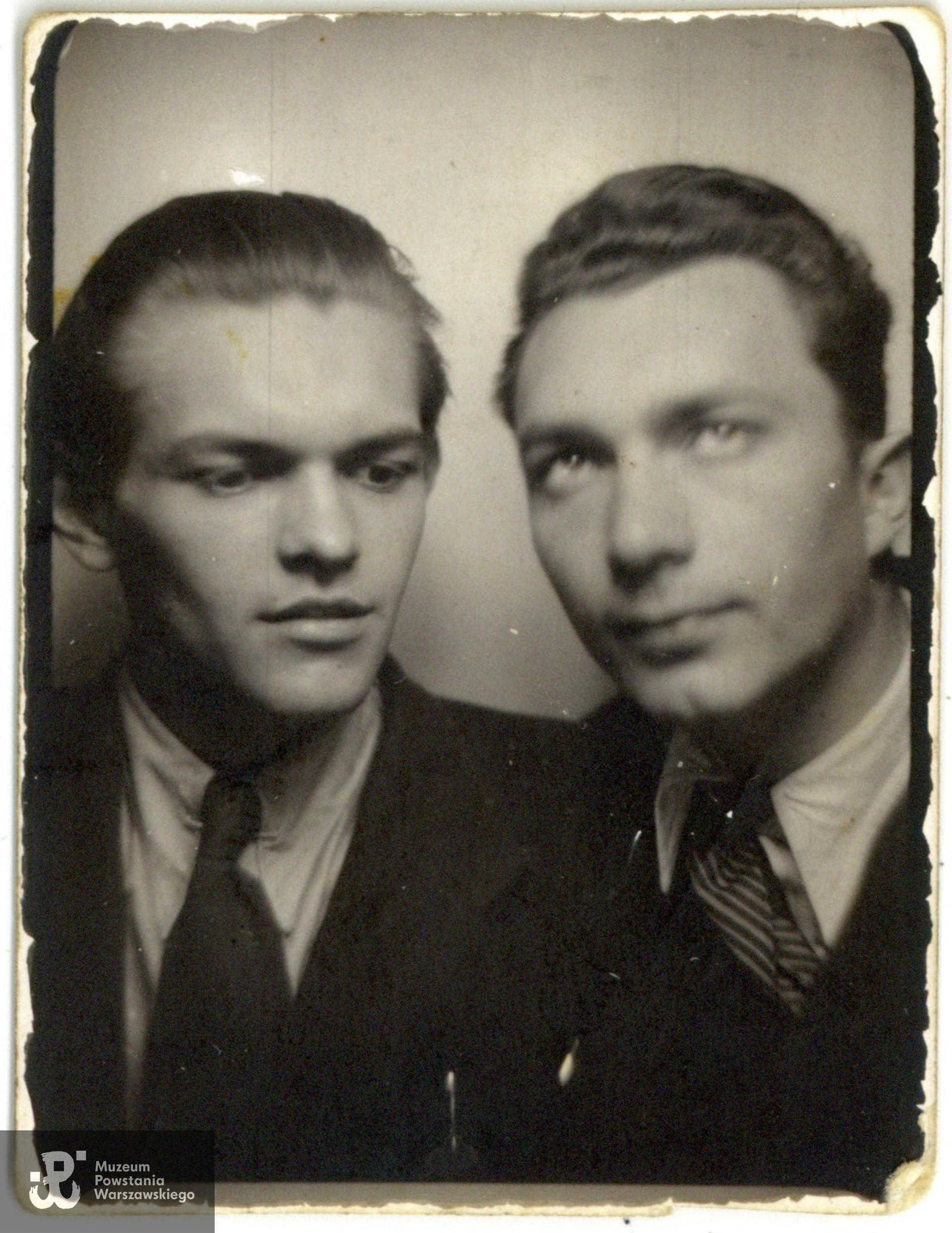 kpr. pchor. Jan Wierny ps. Wojtuś - na zdjęciu po lewej. Fotografia z okresu okupacji niemieckiej.