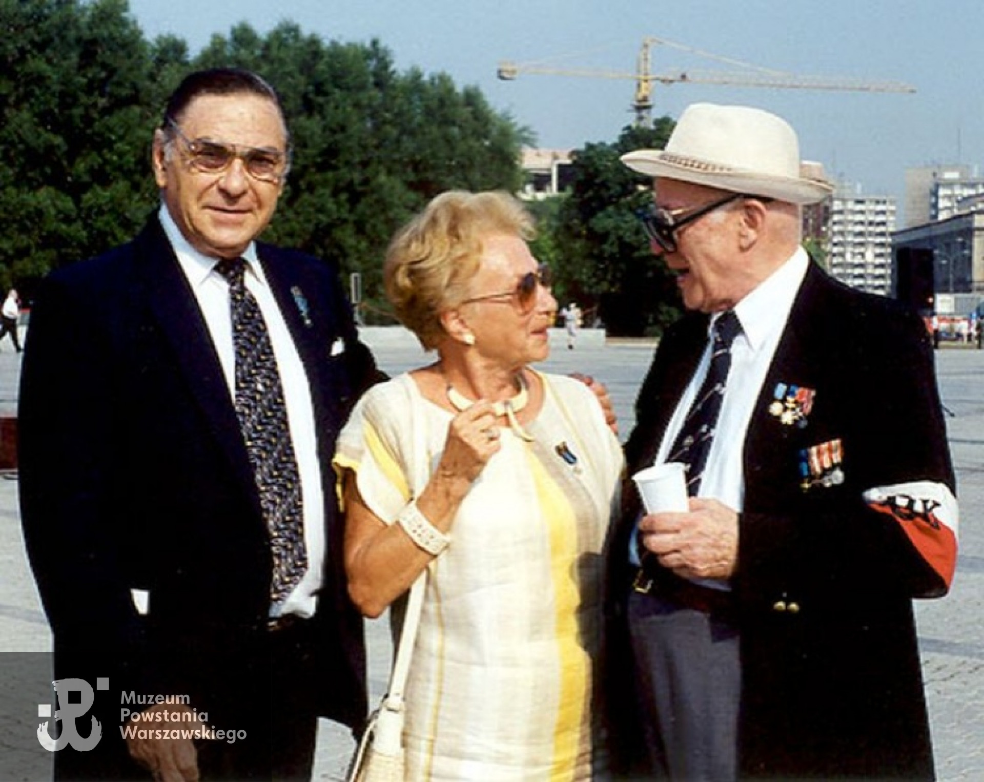 Od lewej: Jerzy Zapadko-Mirski, Janina Lutyk-Mirska ps.Scarlett, Jan Nowak-Jeziorański. Plac Marszałka Józefa Piłsudskiego, Warszawa, 1 sierpnia 1994 (fot. Andrzej Kobos)