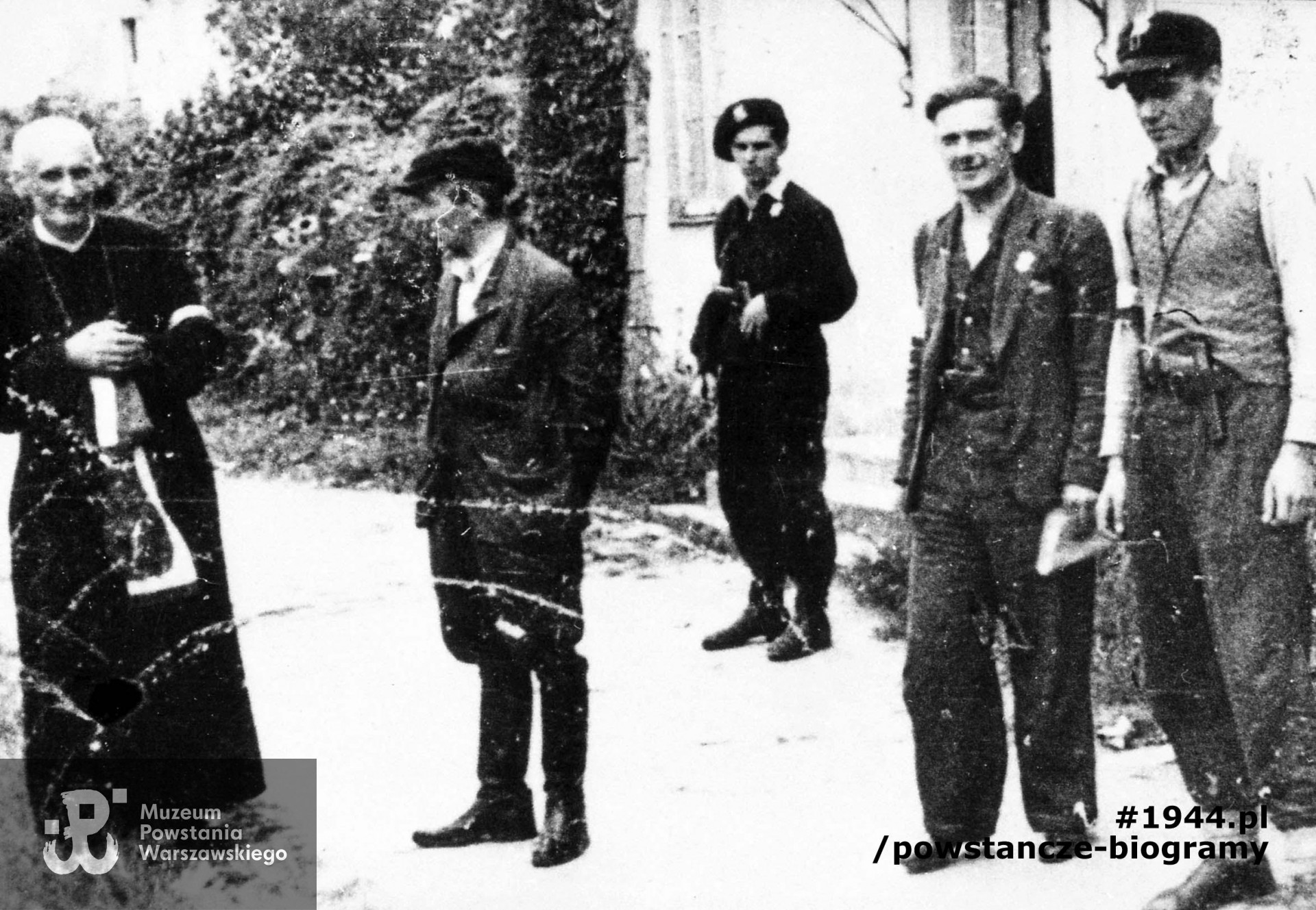  Żoliborz, żołnierze Zgrupowania "Żaglowiec". Od lewej ppłk ksiądz Zygmunt Trószyński "Alkazar", kpt. Marian Kamiński "Żaglowiec" "Jur" dowódcą Zgrupowania, NN, ppor. Zenon Czarnomski "Krzew" adiutant "Żaglowca" przed domem przy ul. Pogonowskiego 19. Fot. ze zbiorów Muzeum Powstania Warszawskiego, sygn. MPW-IH/5179