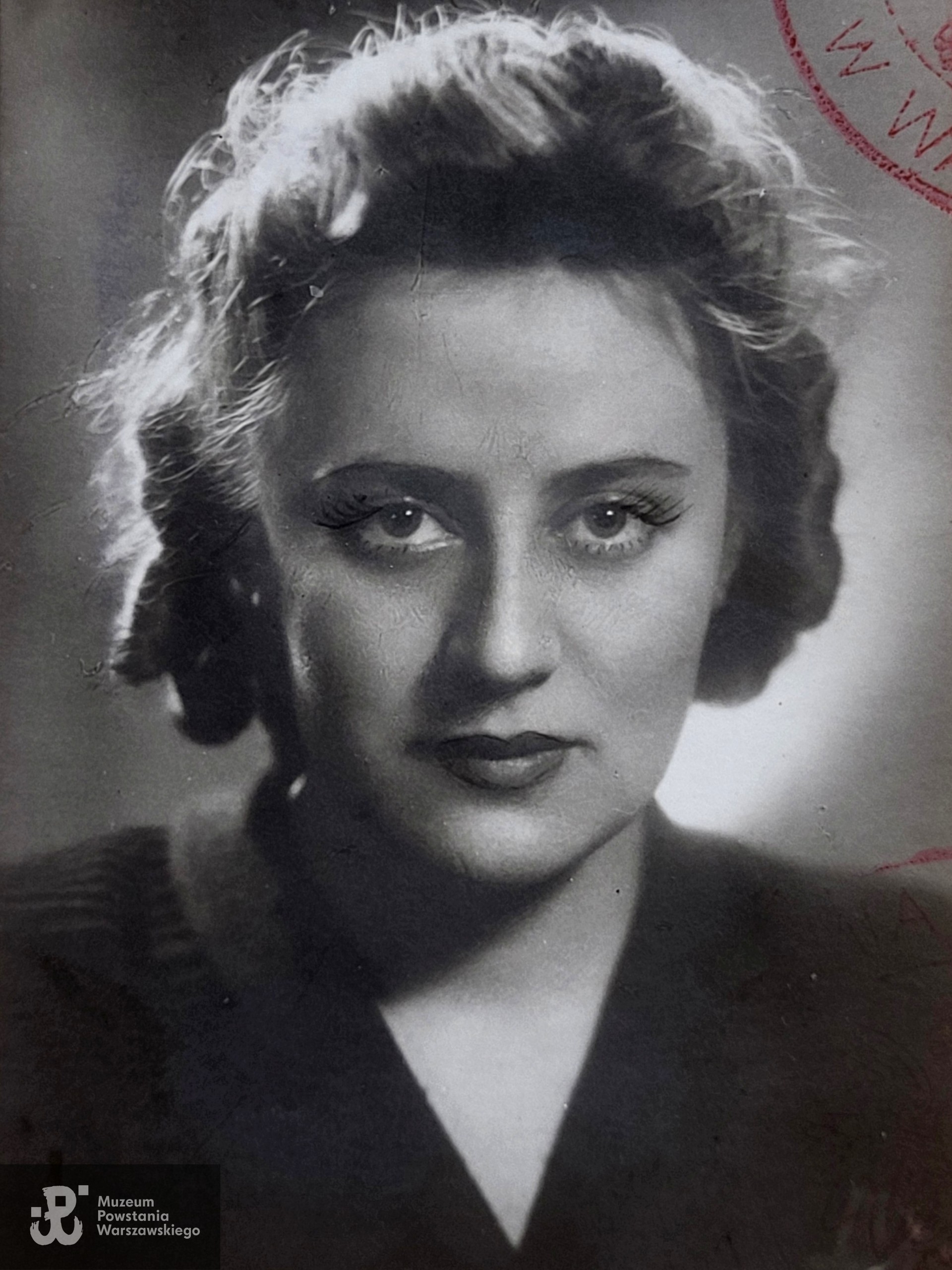 Irena Kostrz, po wojnie Molska, fotografia portretowa z dyplomu, 1950 rok.   Fot. ze zbiorów rodzinnych, udostępnił p. Marek Molski, syn Ireny Molskiej z d. Kostrz