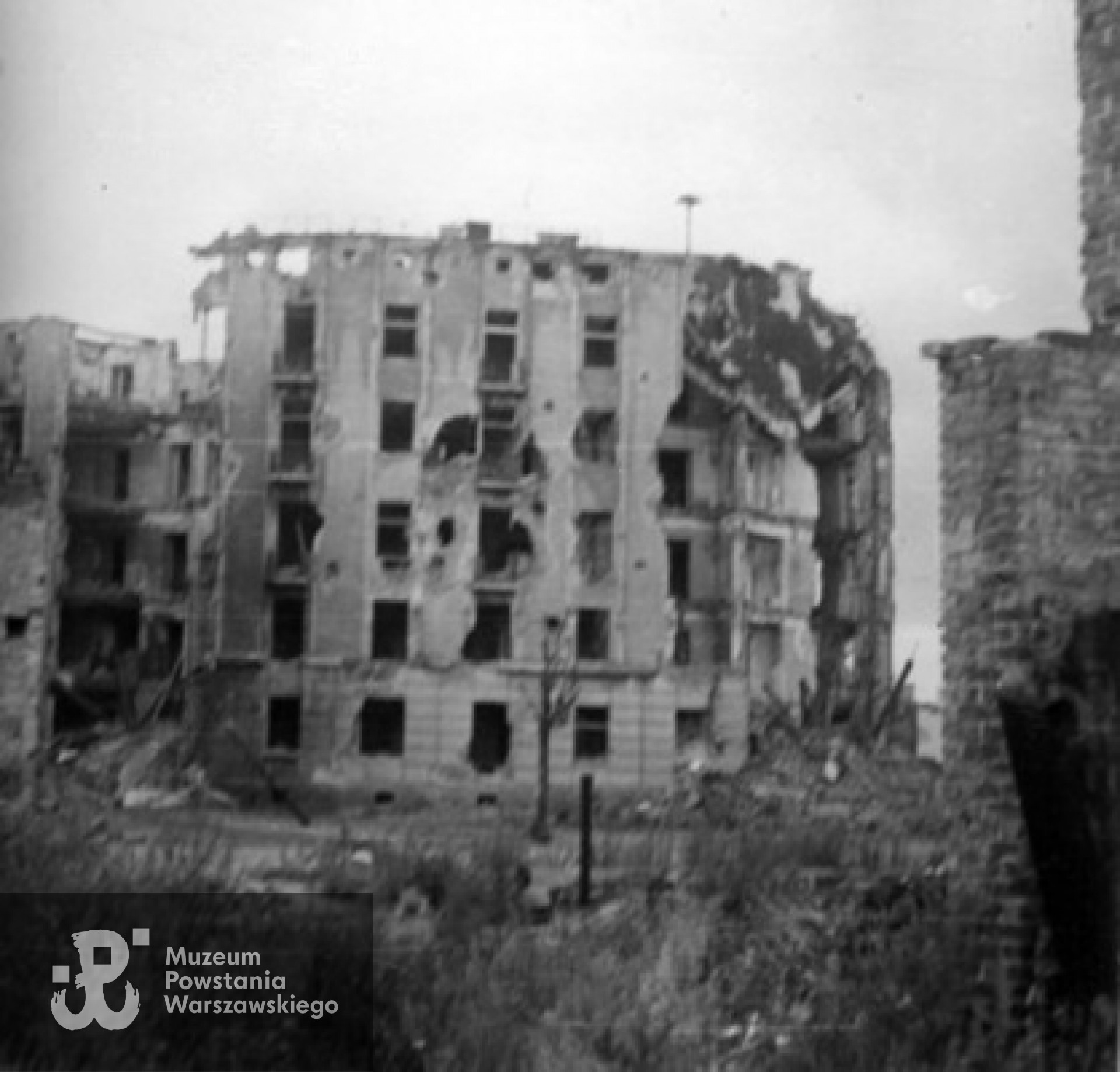 Kamienica przy ul. Okrąg 2 - stan z wiosny 1945 r.