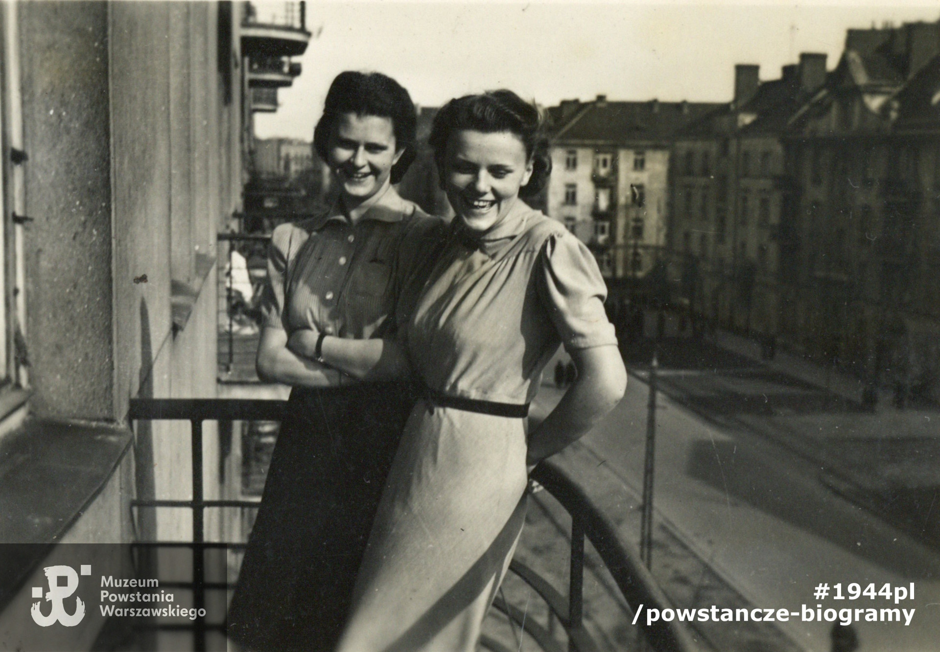 Fotografia powojenna - Warszawa, ul. Filtrowa 62, prawdopodobnie 1948/1949 rok. Alina po prawej. Fot. ze zbiorów rodzinnych udostępnione przez p. Jana Polaczka, syna Aliny Polaczkowej z d. Rutkowskiej ps. Alina