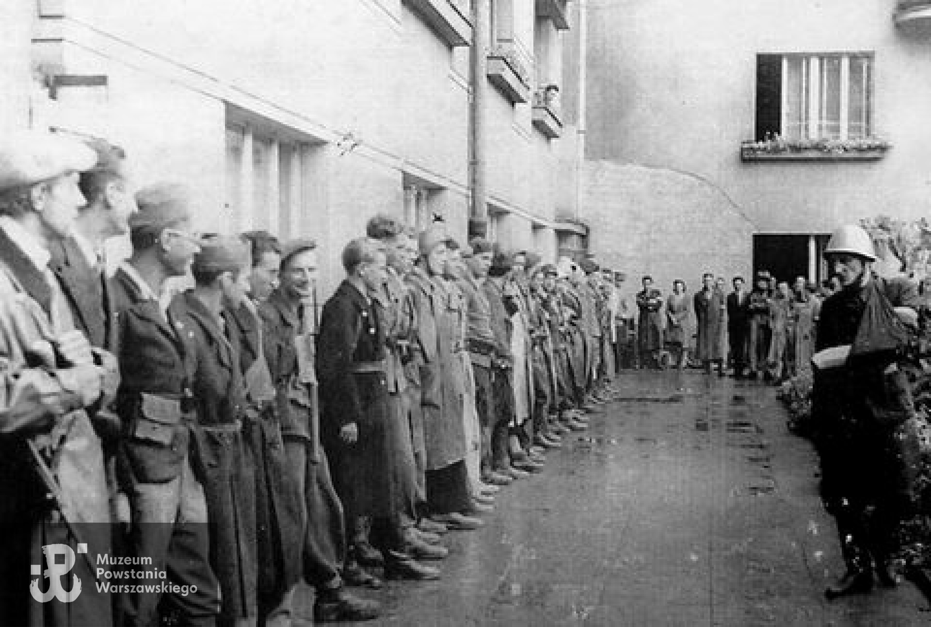 Ostatnie zdjęcie Stanisława Iwanickiego ‎‎(na zdjęciu zaznaczony z krzyżykiem)‎‎ wykonane na kilka godzin przed akcją, w której zginął pod "Pastą". Ciała nie odnaleziono.