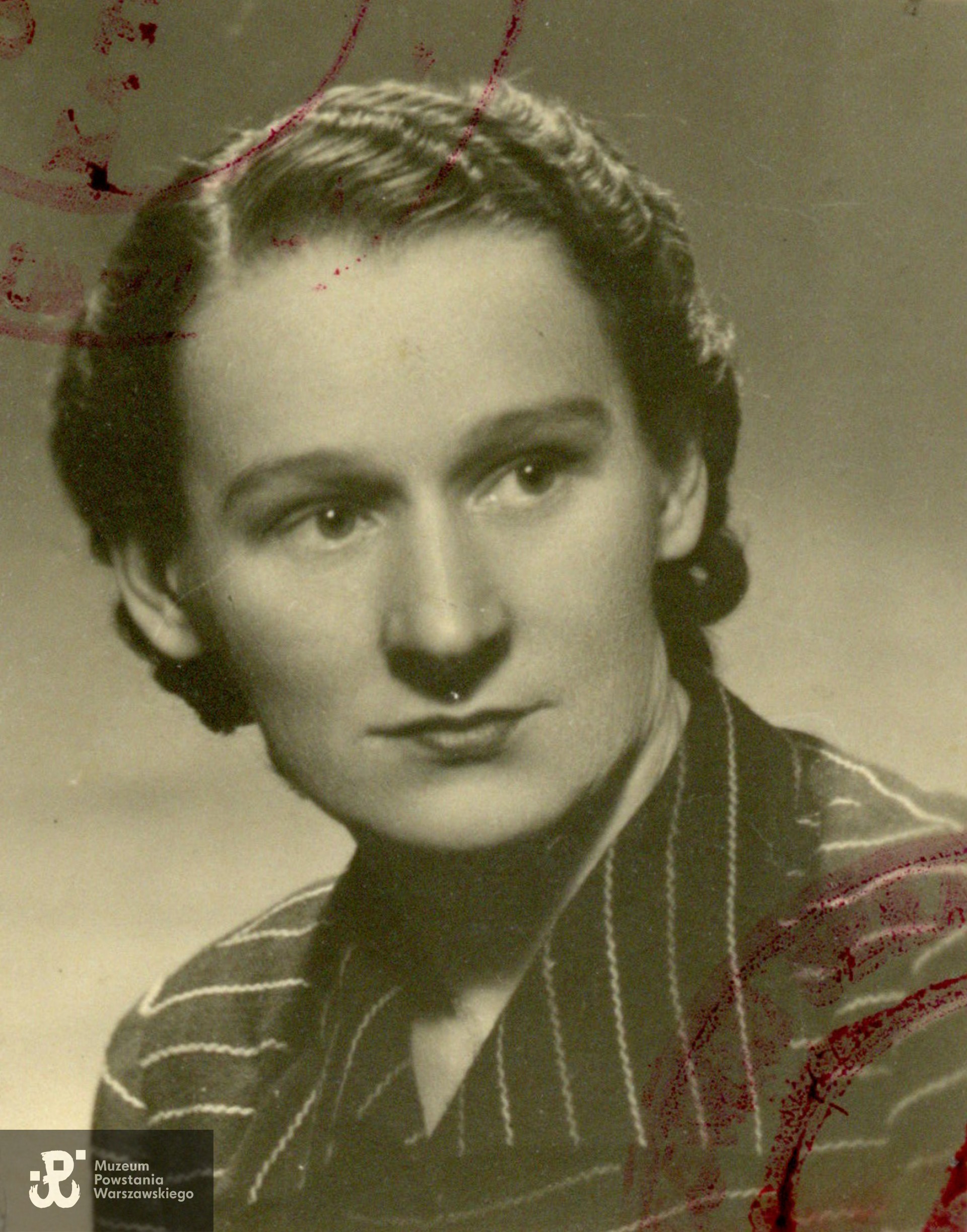 Maria Dembek z d. Zapart - lata 50-te XX w.  Fotografia portetowa ze zbiorów Muzeum Powstania Warszawskiego, sygn. P/9689