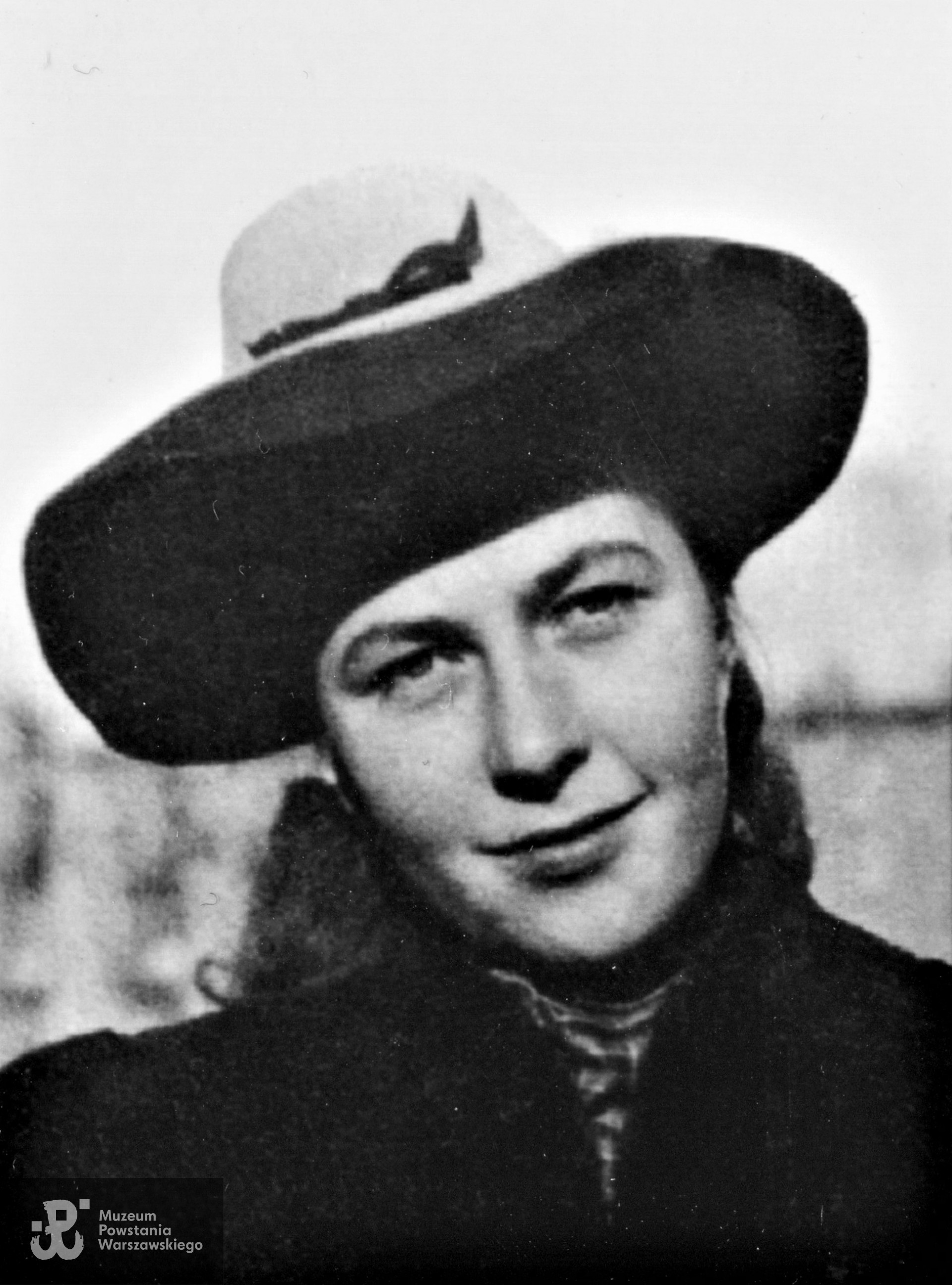 łącz. Grażyna Gilewicz-Brochocka (1924-2022).  Fot. z archiwum prywatnego p. Grażyny Pilszak ps. Grażyna. Skany wykonano w Muzeum Powstania Warszawskiego (11/2021r.)