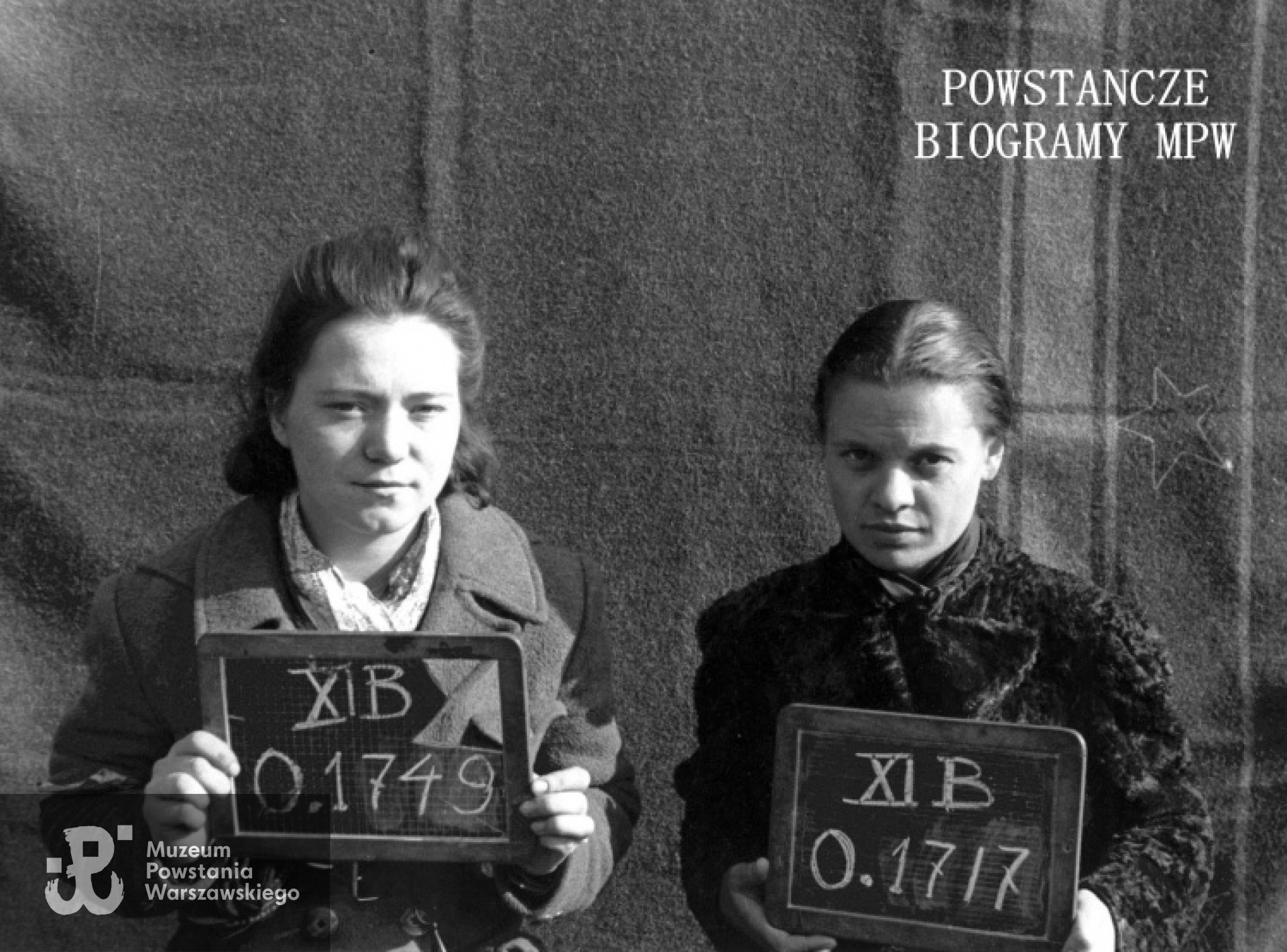 Fotografia z obozu jenieckiego Stalag XI B w Fallingbostel. Po lewej z numerem jenieckim 0.1749 ppor. Maria Janina Całka "Wika", obok (numer jeniecki 0.1717) st. strz. Zofia Oleńska-Brzezińska "Marta Nil". Ze zbiorów Muzeum Powstania Warszawskiego, sygn. MPW-IP/4433