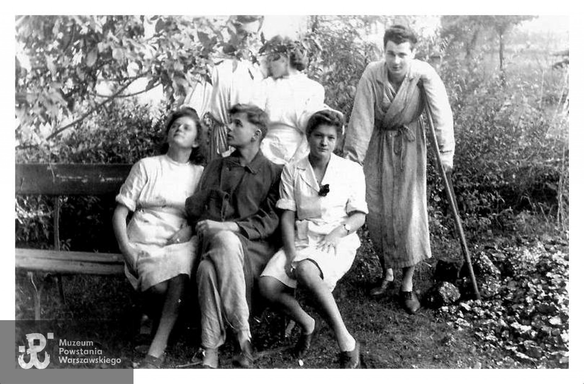 Obóz przejściowy w Skierniewicach. Fotografia wykonana po Powstaniu w 1944 roku. Jerzy Kłoczowski siedzi na ławce wśród sanitariuszek. Fot. z archiwum rodzinnego pp. Kłoczowskich