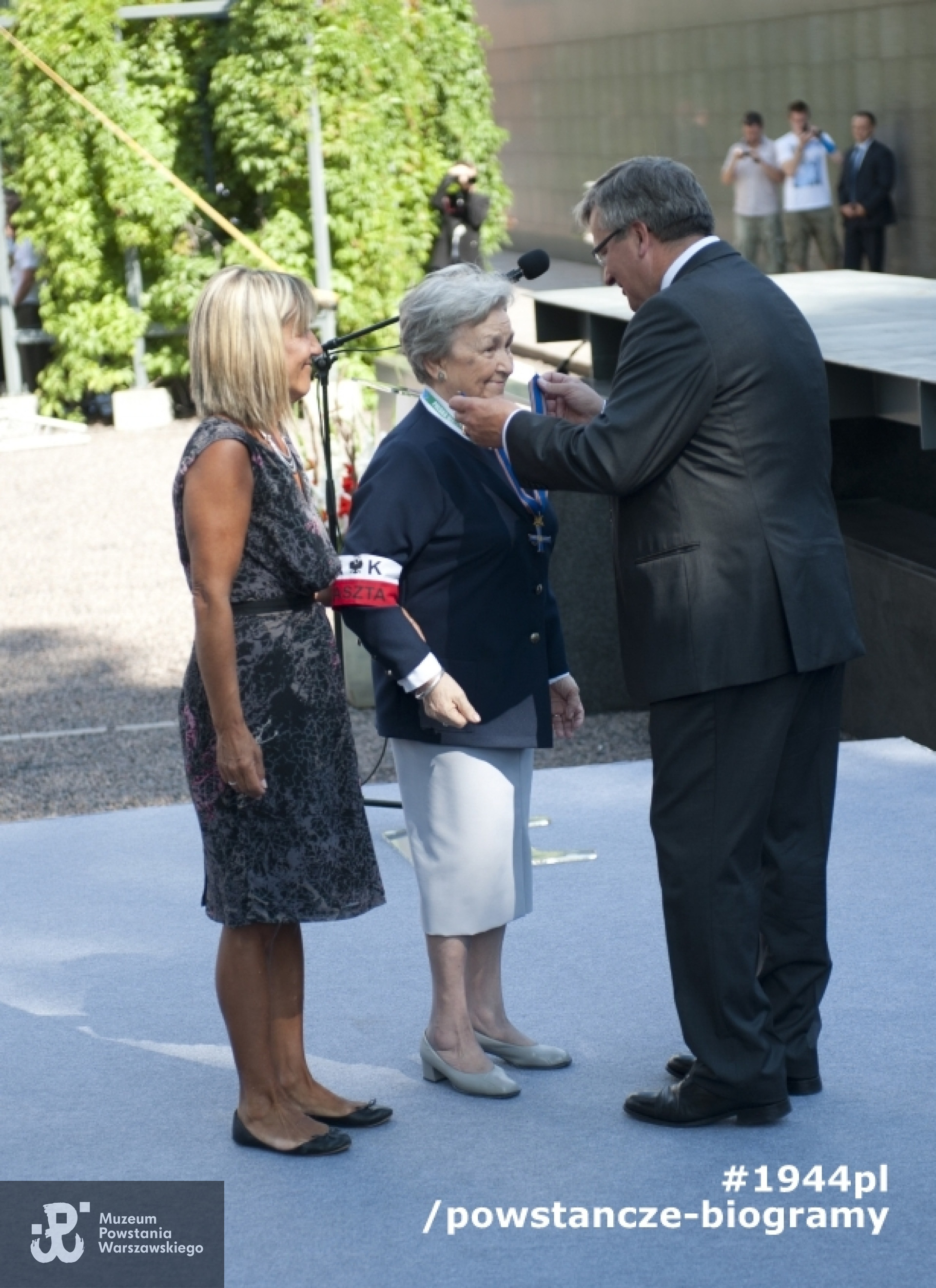 Podczas uroczystości odznaczenia przez prezydenta RP Bronisława Komorowskiego Krzyżem z Mieczami  Orderu Krzyża Niepodległości. Spotkanie Kombatantów z Prezydentem RP, Park Wolności przy Muzeum Powstania Warszawskiego, 31.07.2013. Fot. Robert Danieluk/MPW