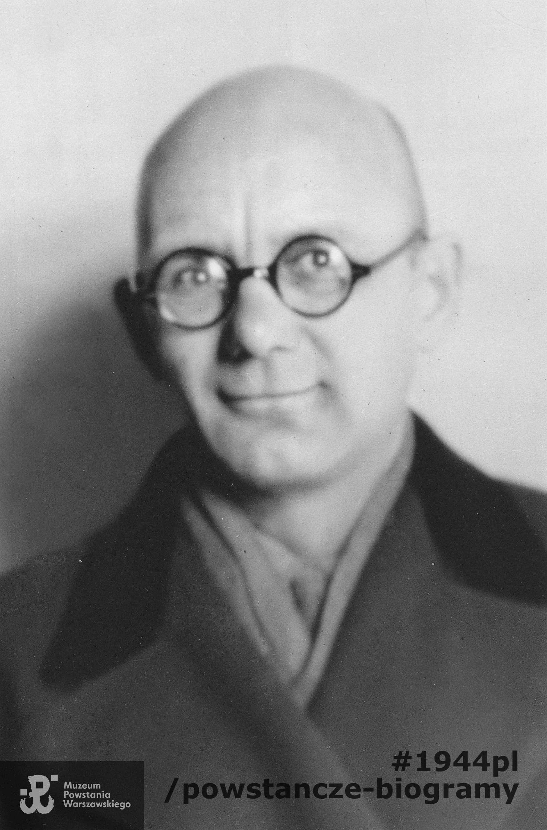 Dr med. Marian Sergiusz Morawski - fotografia portretowa wykonana w 1945 roku, po powrocie z obozu jenieckiego. Ze zbiorów rodzinnych córki, p. Barbary Morawskiej - Nowak, odbitka przekazana obecnie do zbiorów Muzeum Powstania Warszawskiego.