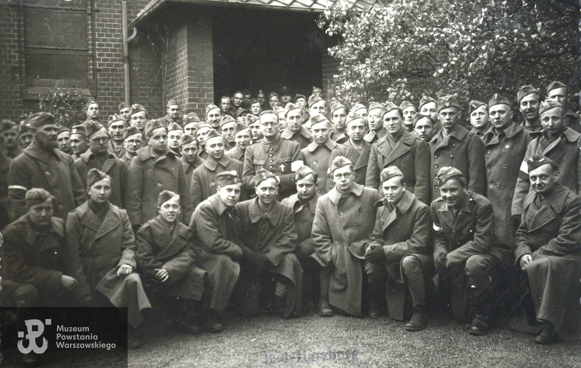 Fotografia pochodząca ze spuścizny po Zygmuncie Janie Raczyńskim ps. Zygmuś - żołnierze polscy  w Bad Harzburg, obóz w Harlingerode. Udostępnił p. Jerzy Raczyński, syn Powstańca.