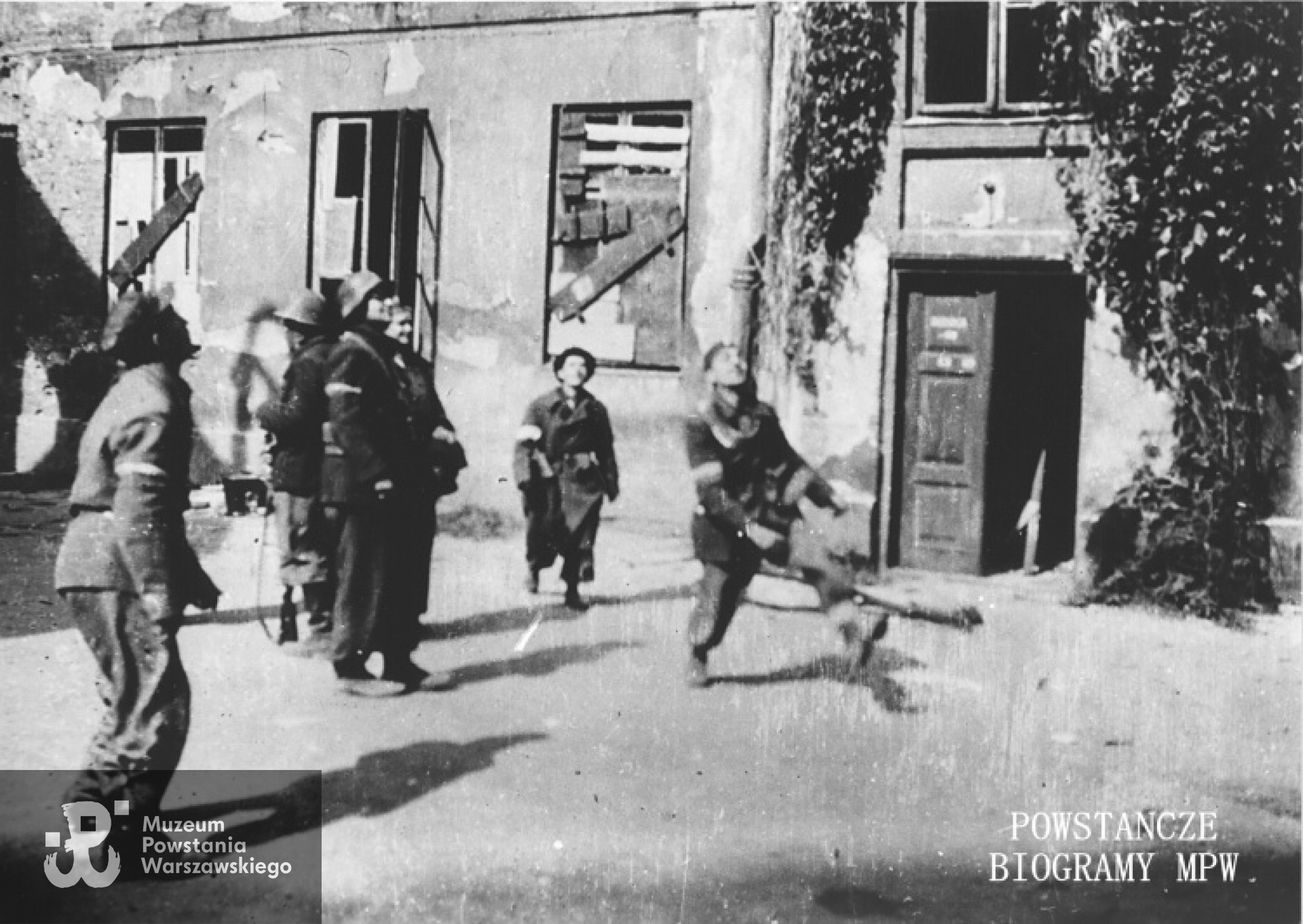 Fotografia z Powstania Warszawskiego. Powstańcy z plutonu "Rygla" zgrupowania "Bartkiewicz" grający w piłkę na dziedzińcu pałacyku Brzozowskich Bracka 20. Od lewej: NN, kpr. pchor. Andrzej Strawiński "Chimera", kpr. pchor. Józef Solwilski "Bohdan", łączniczka Danuta Szczepańska-Kuczyk "Danka Biała", kpr. Mieczysław Olesiński "Mały Mały",  st. strz. Władysław Janiszewski "Sęp". Autor zdjęcia Irena Kummant-Skotnicka "Janina". MPW - sygn. MPW-IP/3908