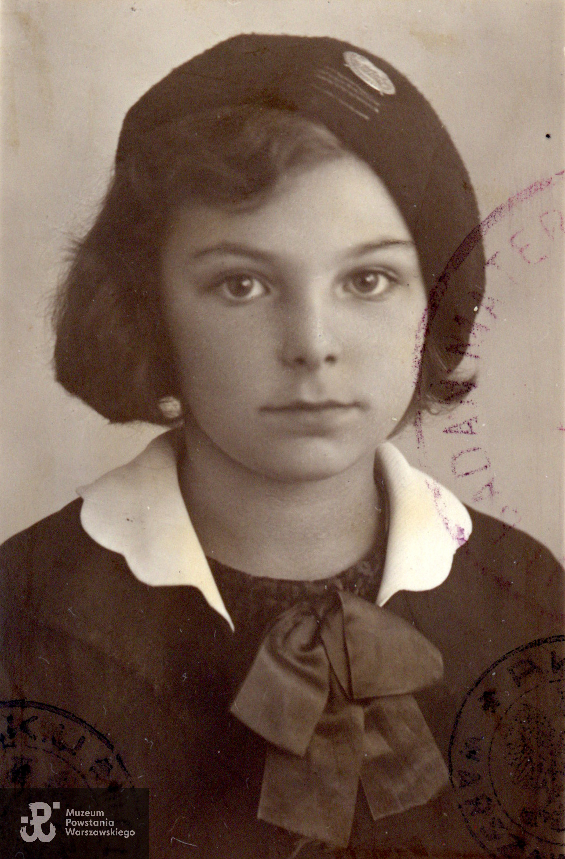 Krystyna Vorbrodt "Kinga" (1923-1944). Fotografia z lat szkolnych, 1935 rok. Ze zbiorów Muzeum Powstania Warszawskiego - materiały Ewy Orlikowskiej - Krasnowolskiej