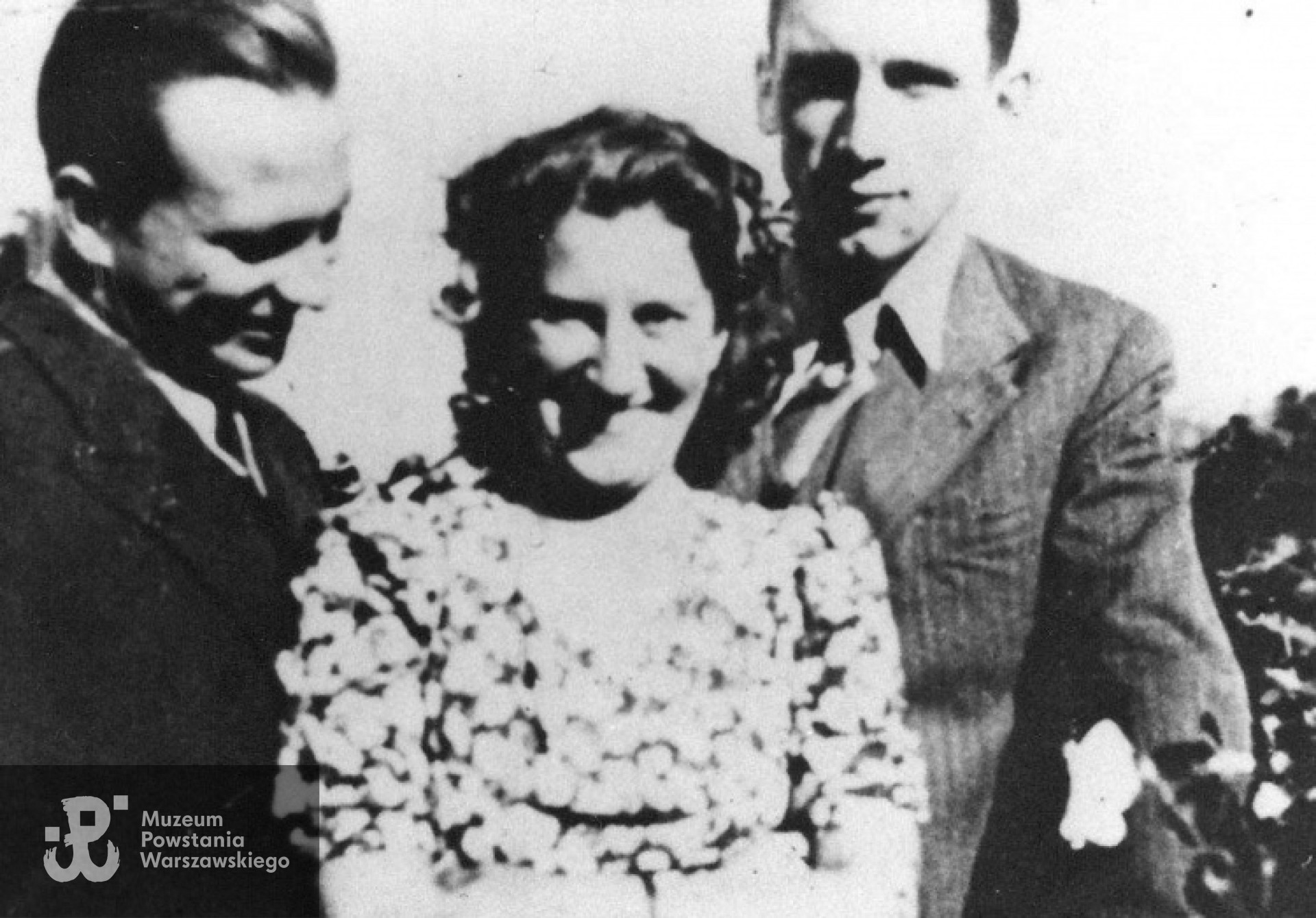 Od lewej stoją: Wiktor Rymszewicz; Irena Kiernacka - narzeczona Zygmunta, Zygmunt Rymszewicz. Lato 1943 r. Fot. Bohdan Hryniewicz, archiwum rodzinne.